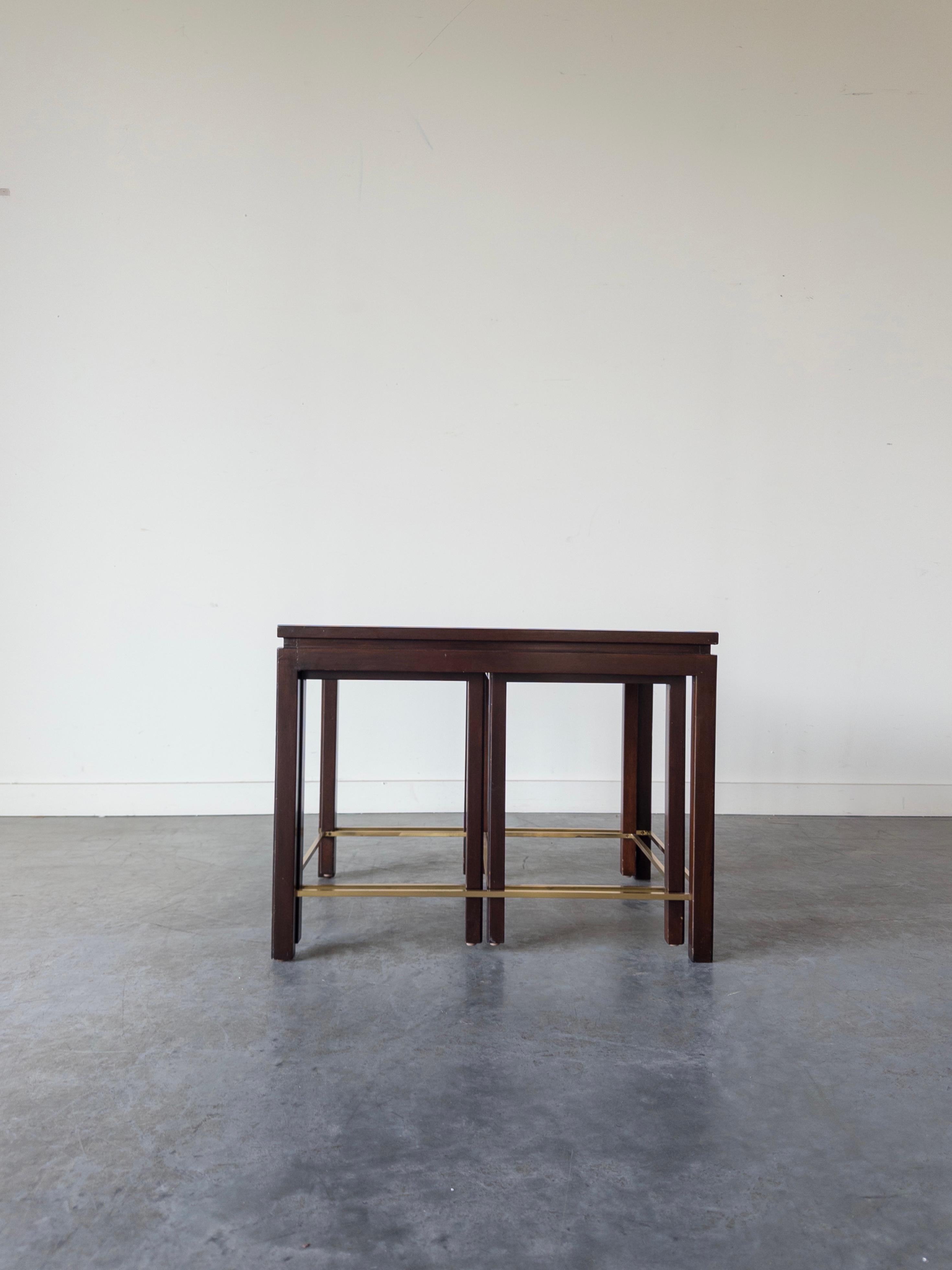 Américain Ensemble de tables gigognes en laiton et acajou par Edward Wormley pour Dunbar en vente
