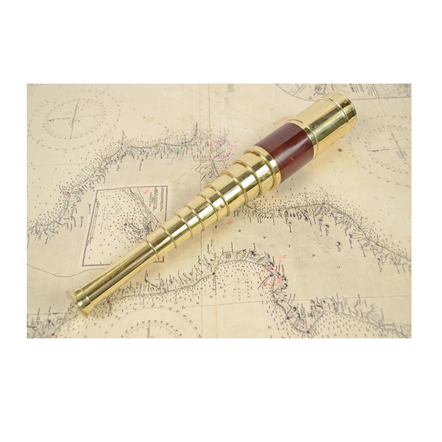 Brass and mahogany telescope with nine extensions, signed Bianchi Opticien à Toulouse et à Paris, mid-1800s. Maximum length 96.5 cm, minimum 17 cm, focal diameter 5 cm. Excellent condition fully functional, complete with base made to measure of wood
