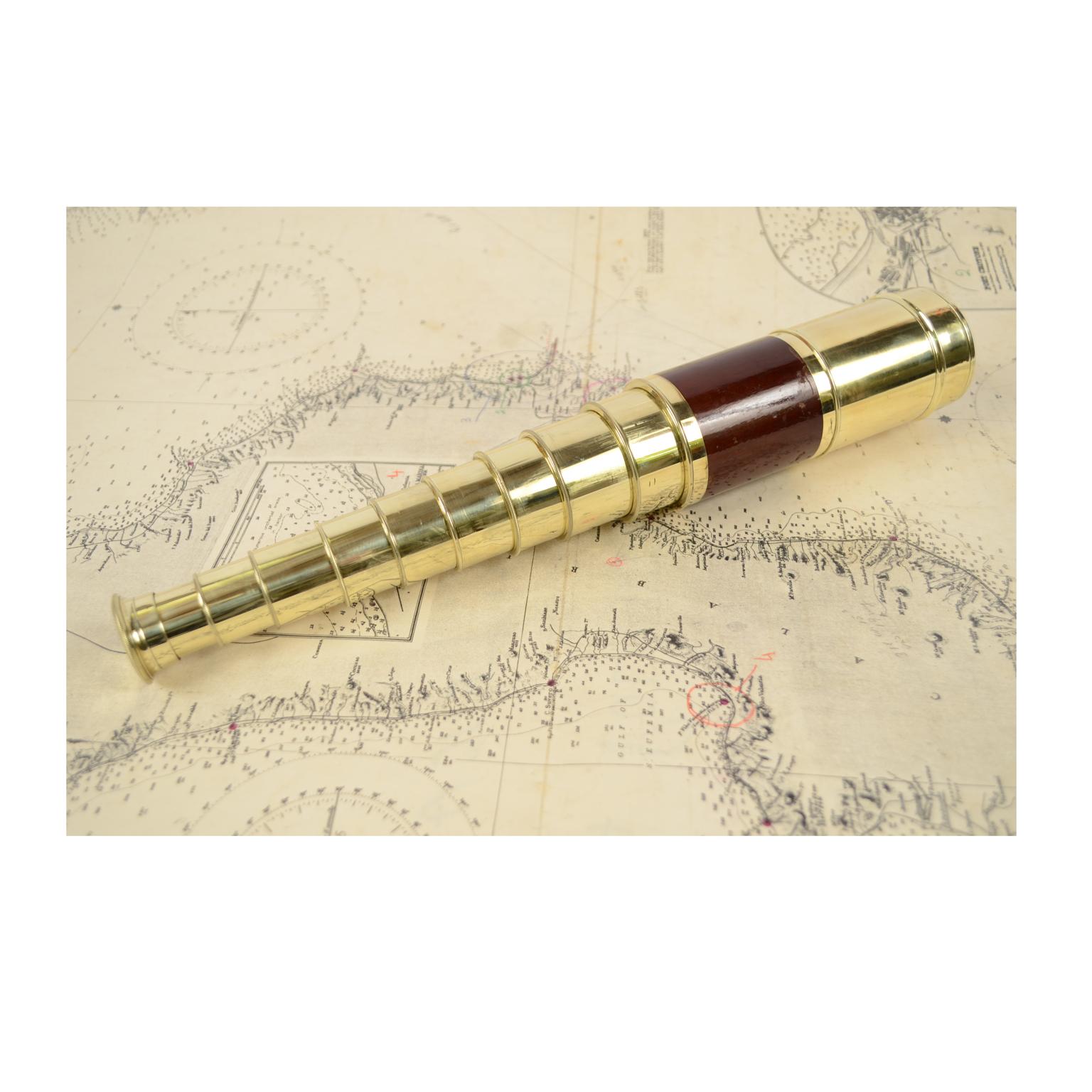 Brass and Mahogany Telescope with Nine Extensions, France, Mid-1800s In Good Condition In Milan, IT