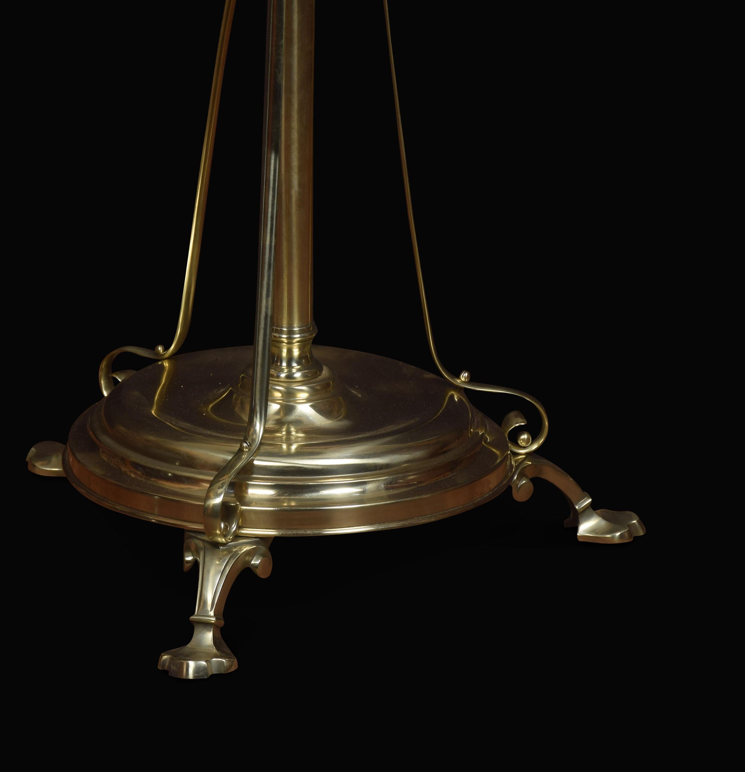 Lampada a stelo in ottone e marmo in stile Art Nouveau, con colonna centrale tornita e ripiano circolare in marmo venato. Il tutto poggia su tre supporti strombati che terminano con dei piedini. La lampada è stata ricablata e