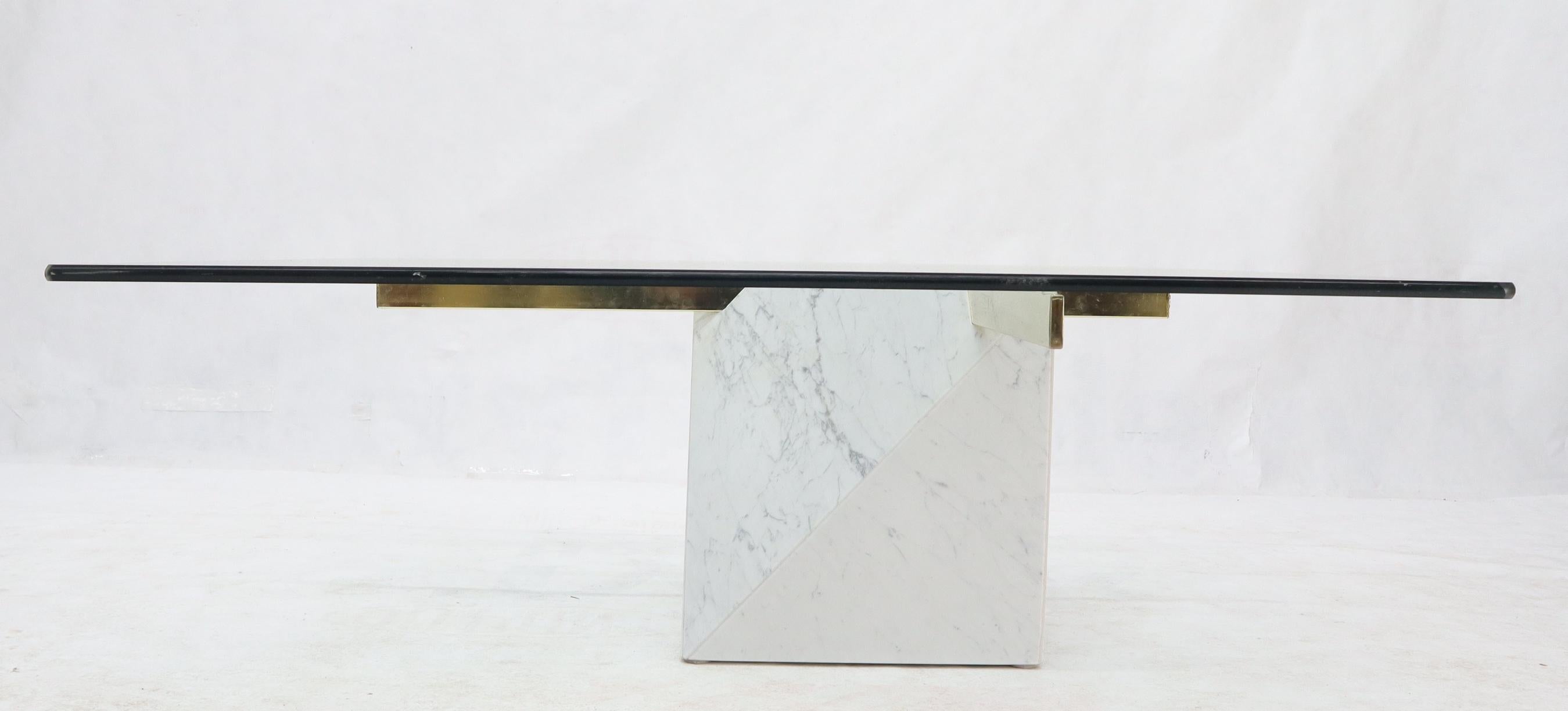 Mid-Century Modern Table basse carrée en laiton et base en marbre avec plateau en verre en vente