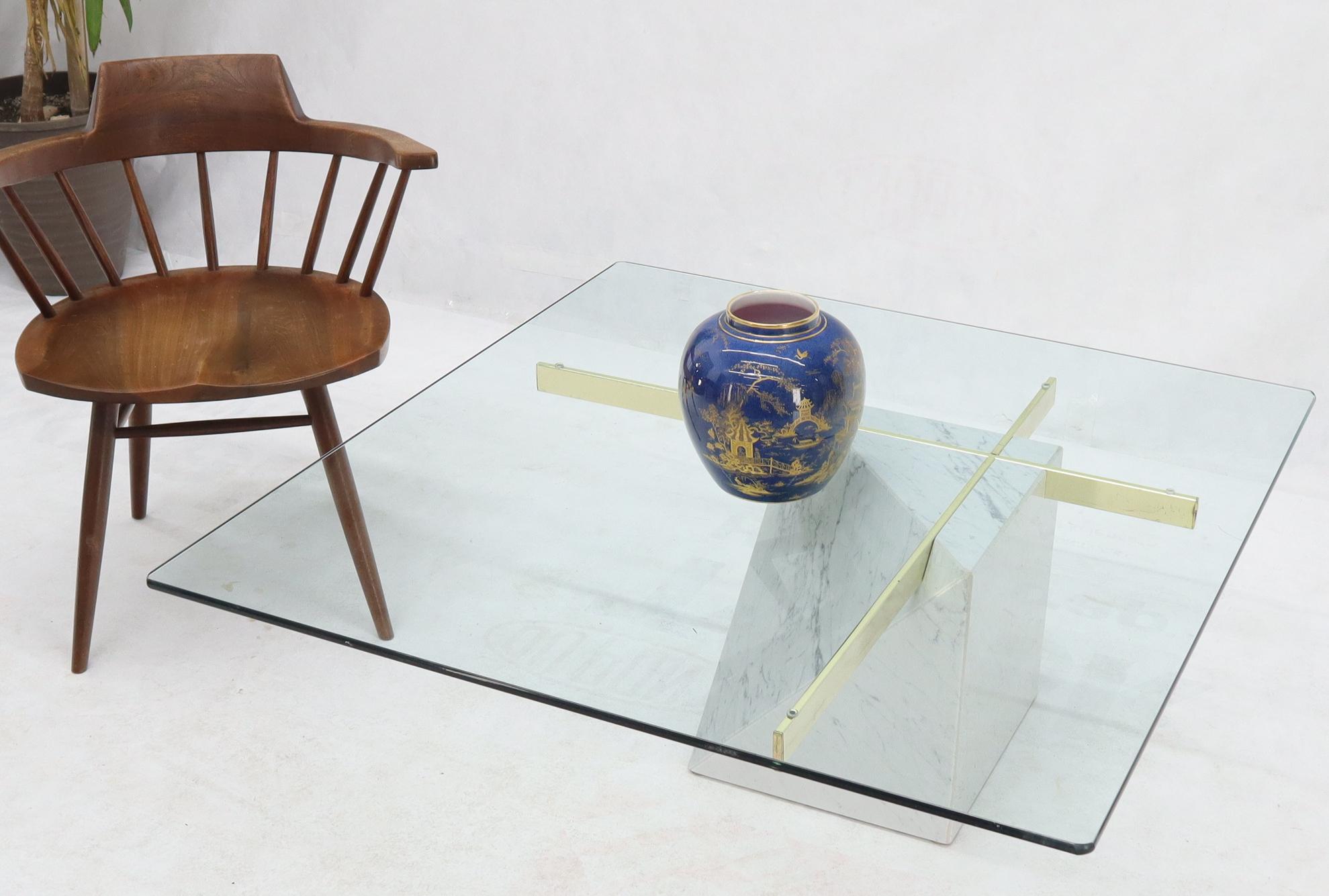 italien Table basse carrée en laiton et base en marbre avec plateau en verre en vente