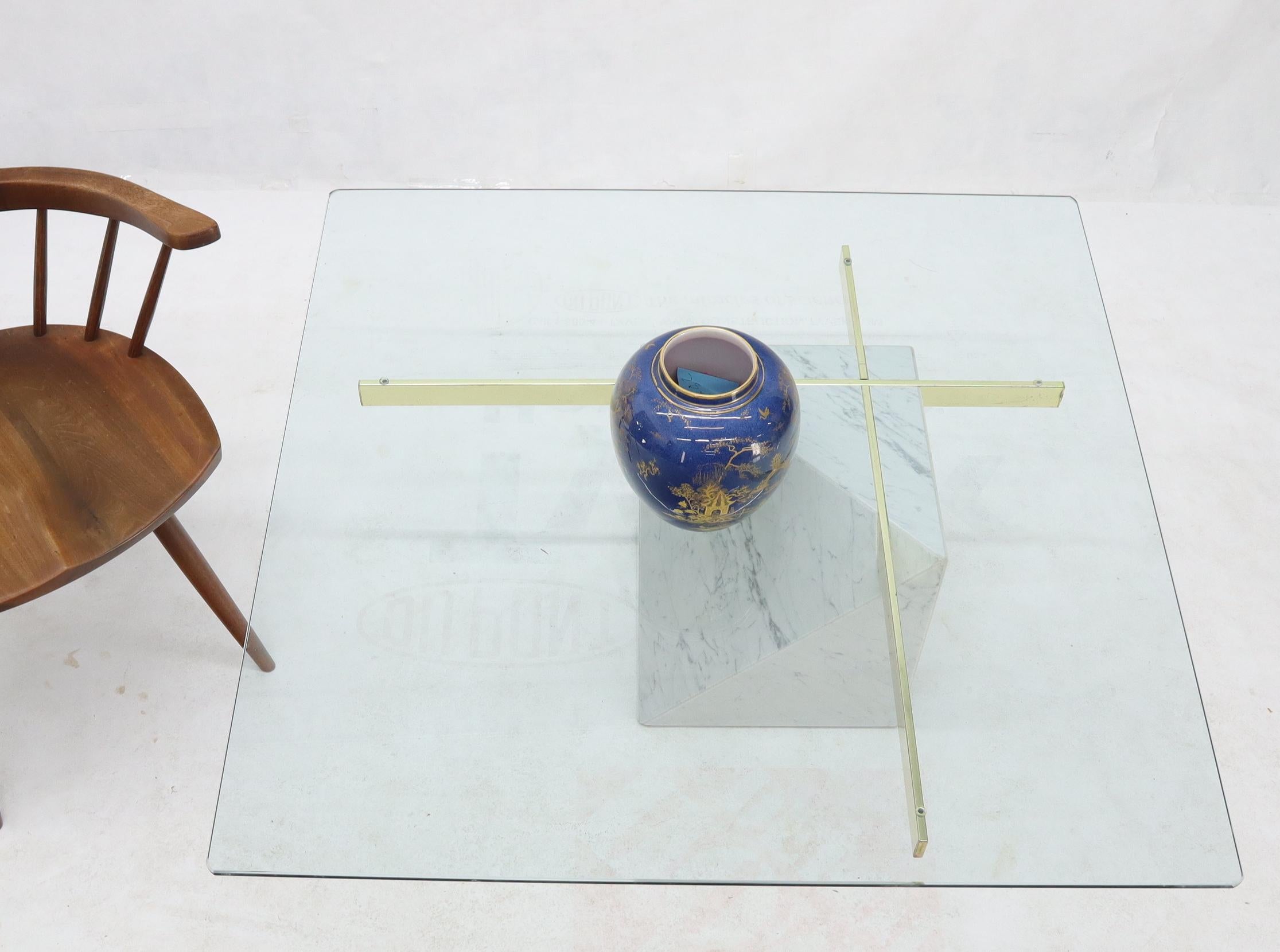 Quadratischer Couchtisch mit Glasplatte aus Messing und Marmorsockel im Zustand „Gut“ im Angebot in Rockaway, NJ