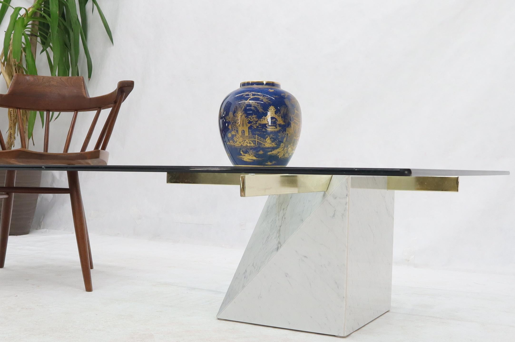 20ième siècle Table basse carrée en laiton et base en marbre avec plateau en verre en vente