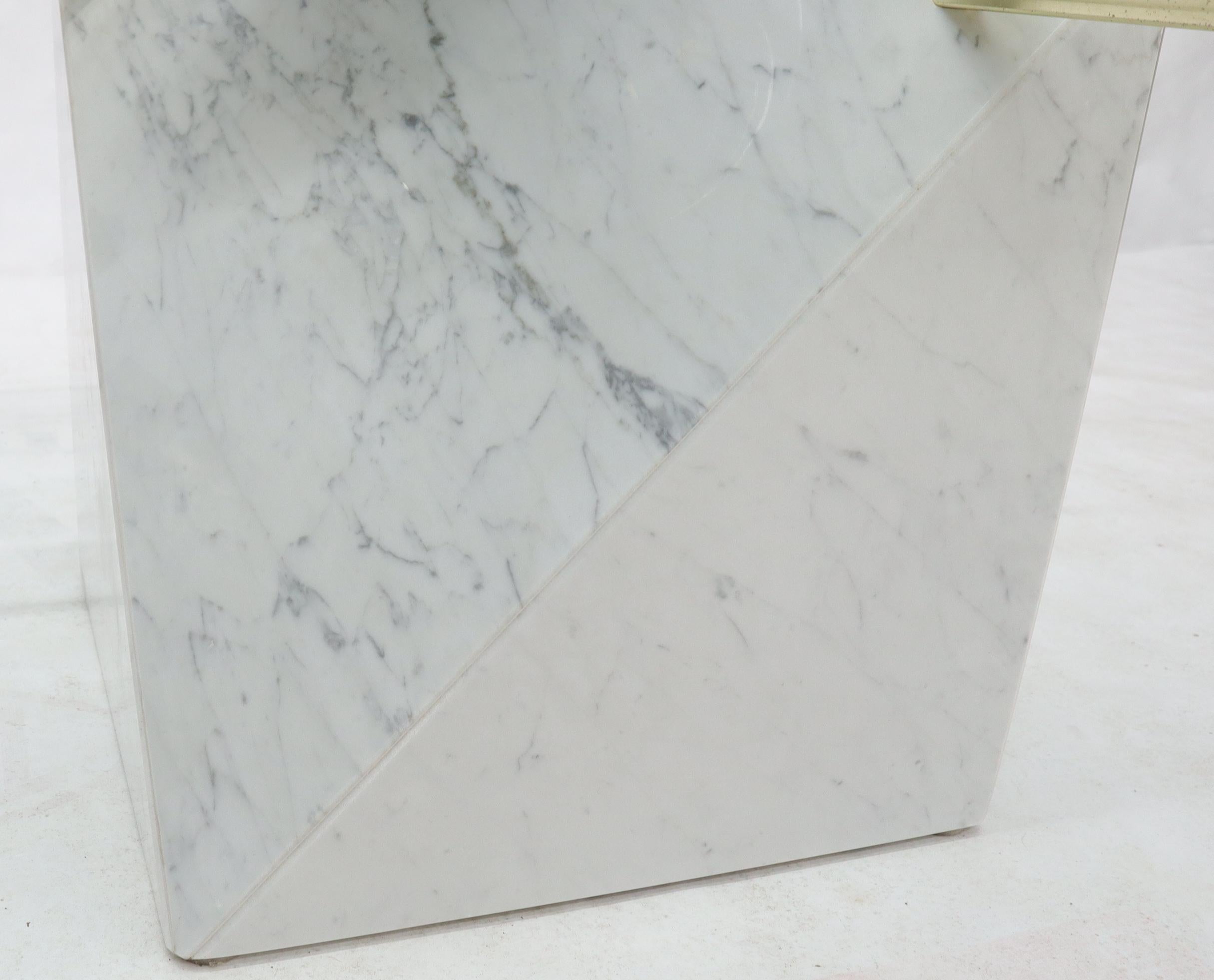 Laiton Table basse carrée en laiton et base en marbre avec plateau en verre en vente