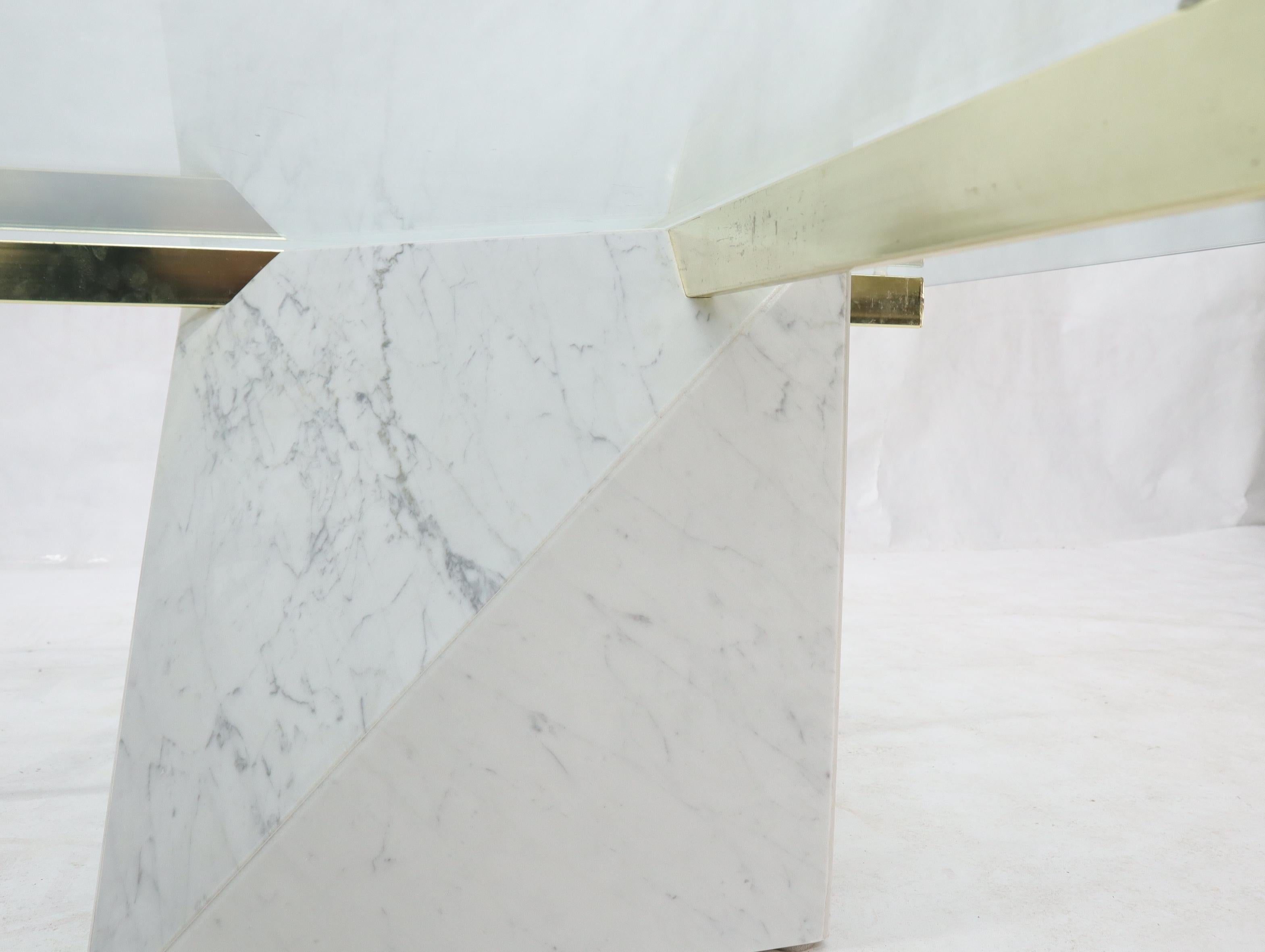 Table basse carrée en laiton et base en marbre avec plateau en verre en vente 1