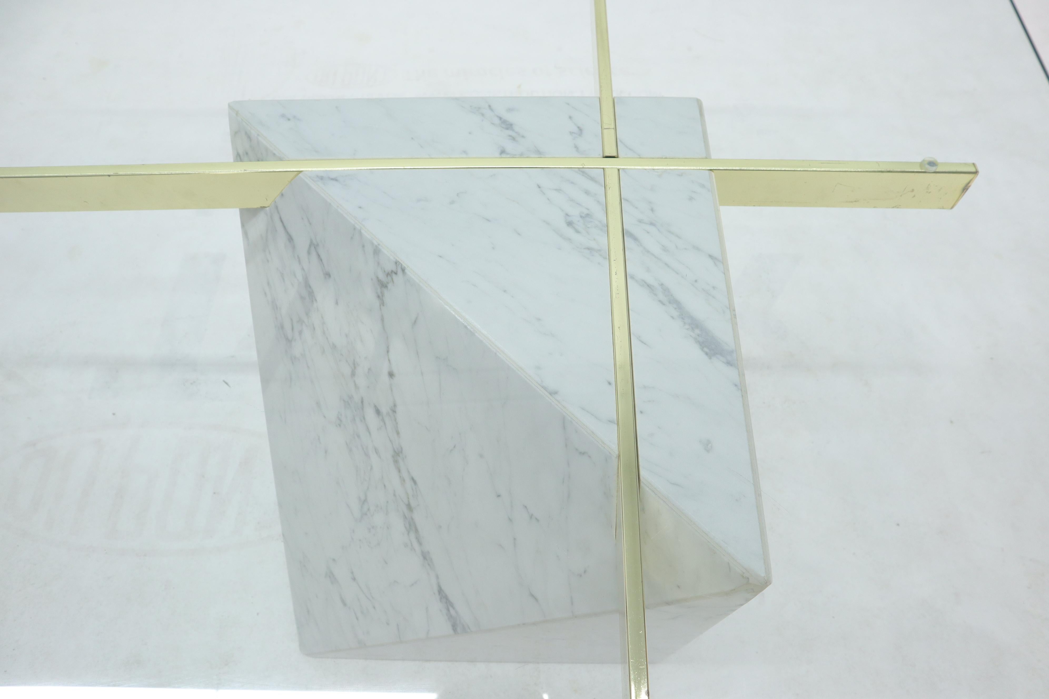 Table basse carrée en laiton et base en marbre avec plateau en verre en vente 2