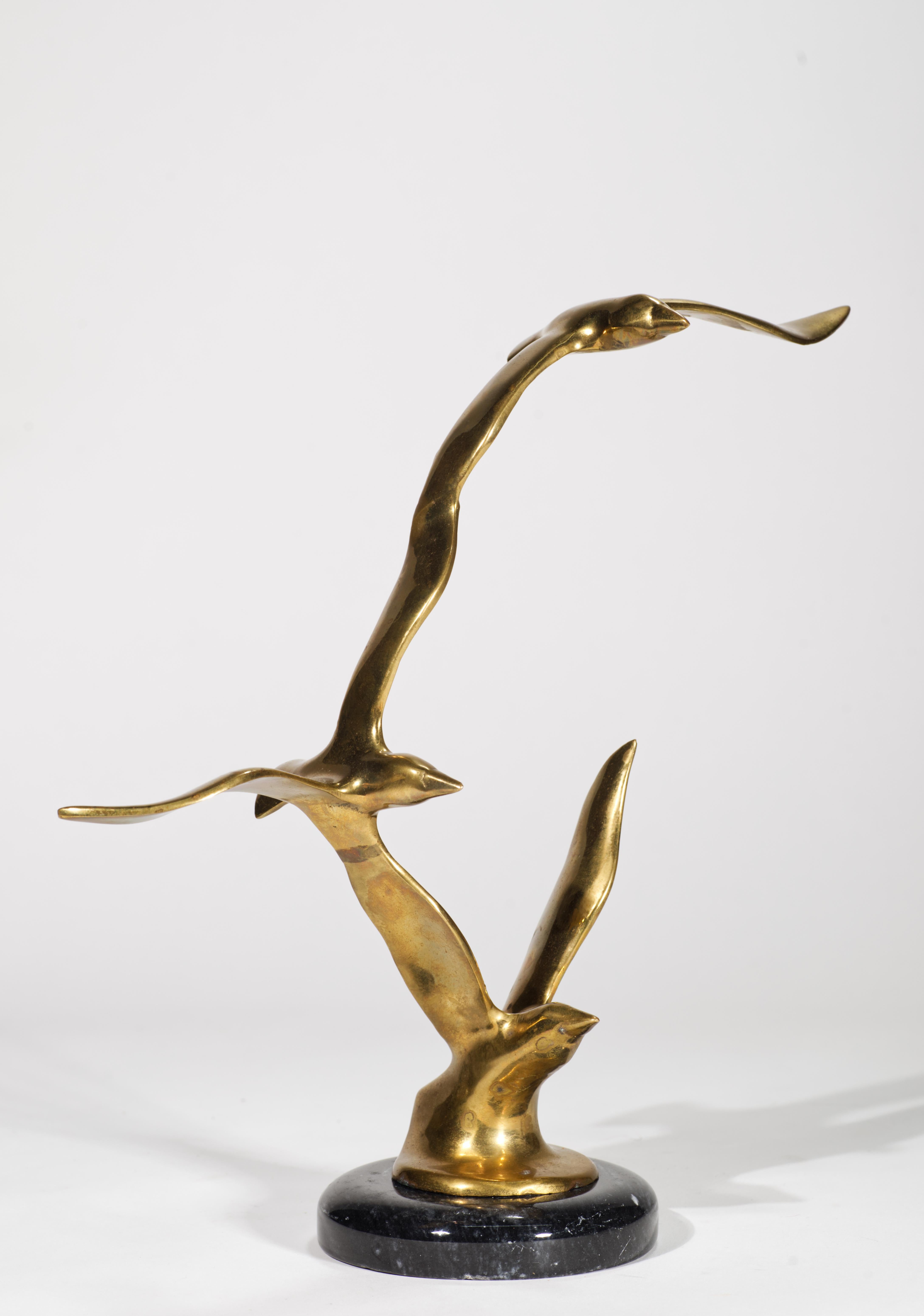  La scultura moderna di metà secolo presenta tre uccelli, forse gabbiani, in volo; gli uccelli sono realizzati in ottone e poggiano su una base rotonda in marmo nero.

La scultura non è firmata, ma in base alle somiglianze stilistiche può essere