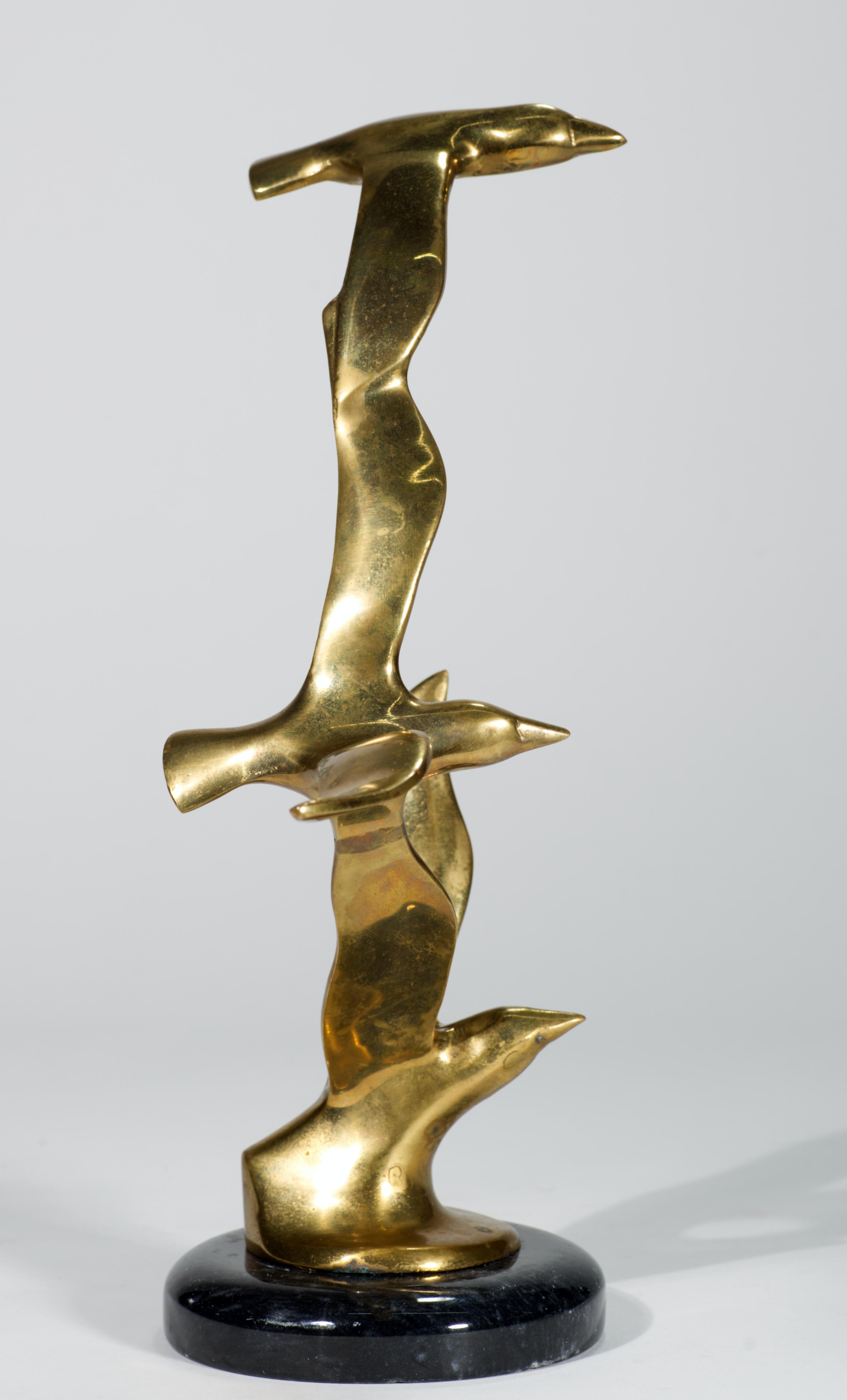 Mid-Century moderno Scultura di gabbiani in volo in ottone e marmo nello stile di Curtis Jere in vendita