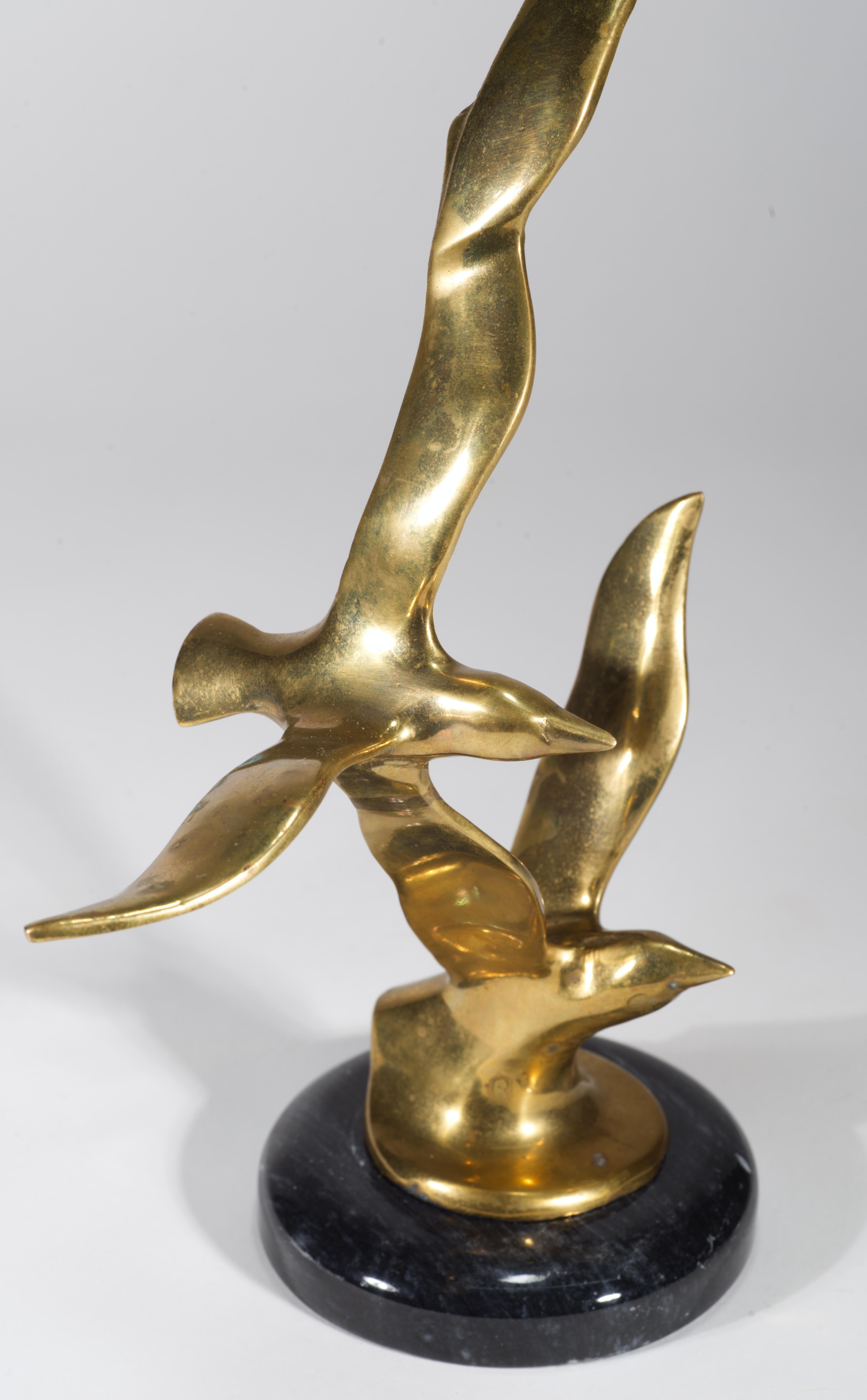 Ottone Scultura di gabbiani in volo in ottone e marmo nello stile di Curtis Jere in vendita