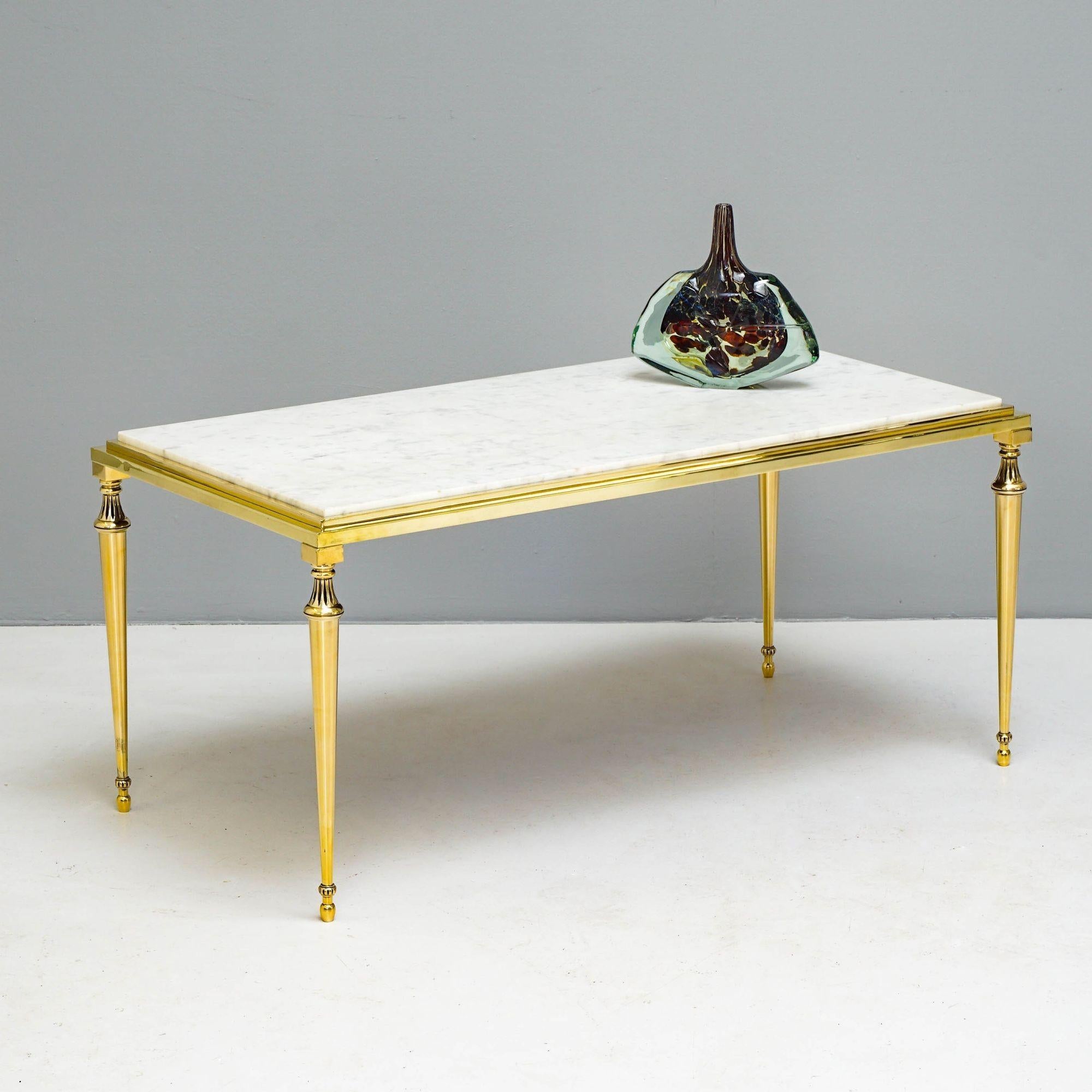 Table basse à cadre en laiton avec plateau en marbre blanc encastré.

France Circa 1930.

H 41cm x L 91cm x P 46cm.

*****IMPORTANT*****

Veuillez nous contacter avant d'effectuer un achat, en indiquant votre adresse de livraison afin que nous