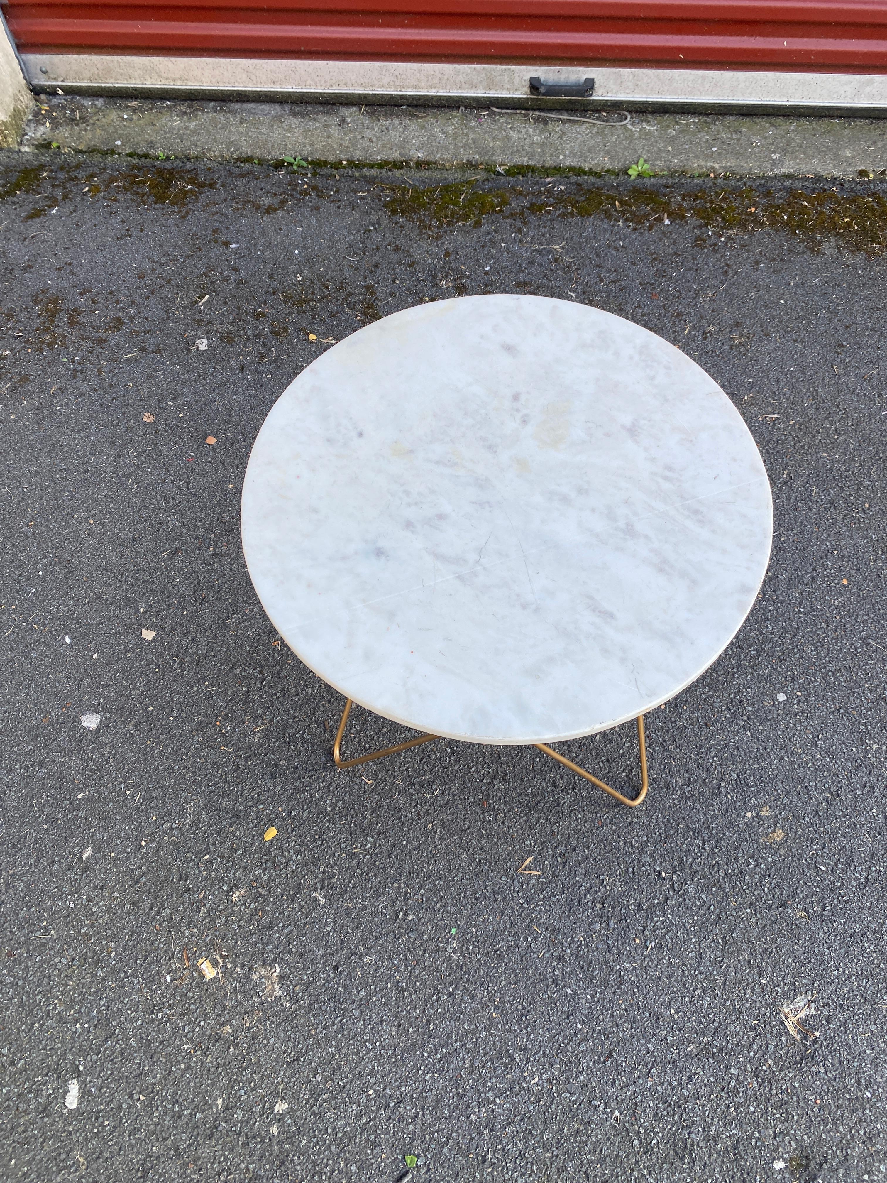 Table d'appoint en laiton et marbre circa 1980 en vente 4