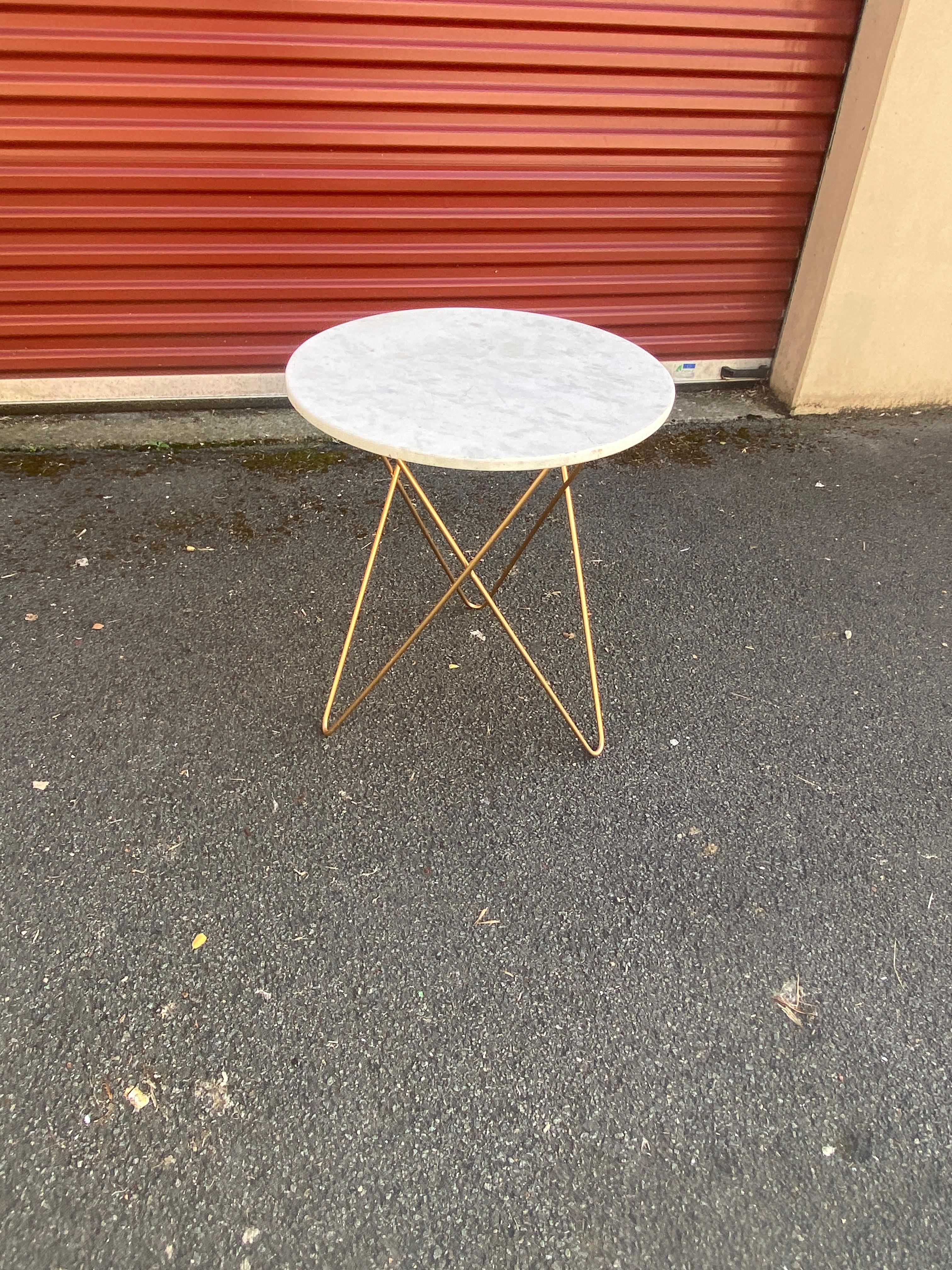 Table d'appoint en laiton et marbre circa 1980 en vente 6