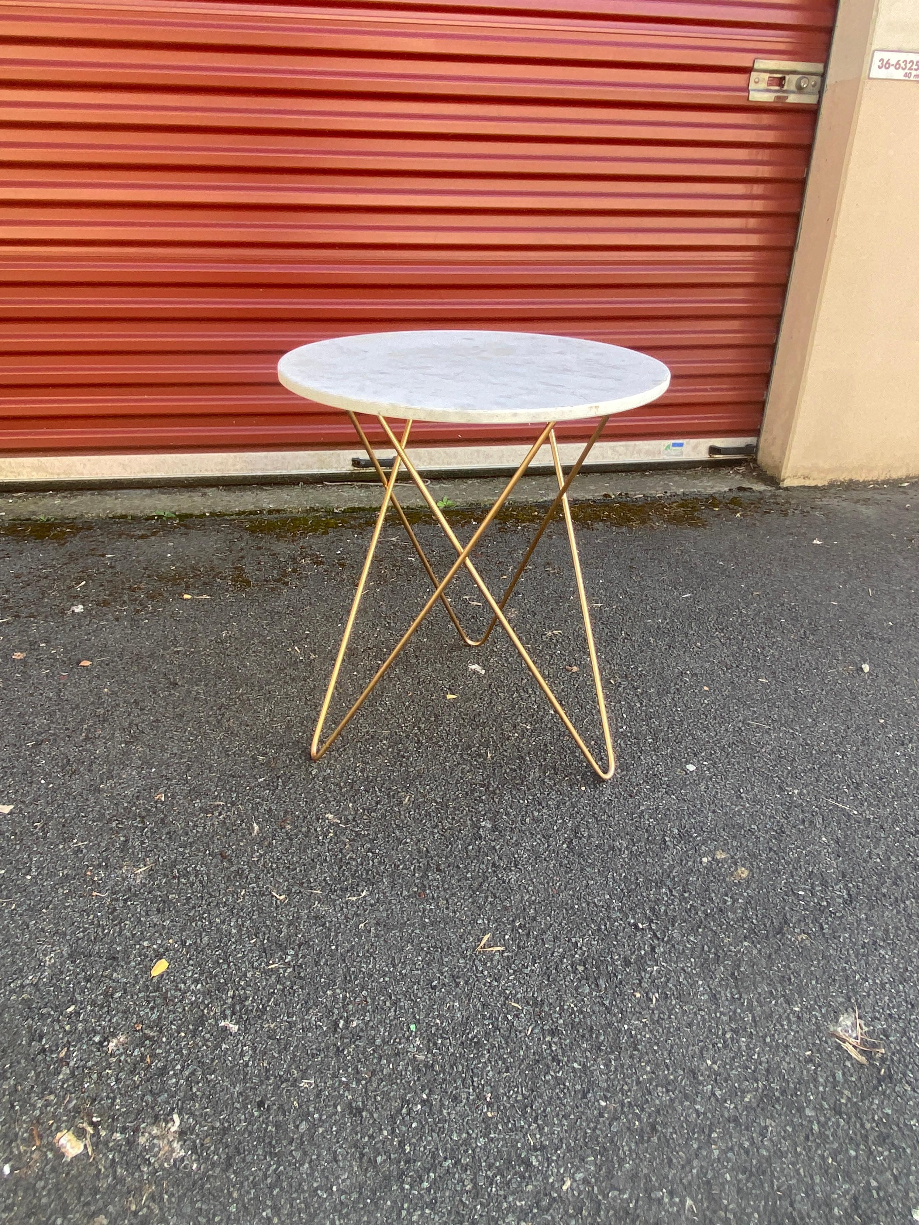 Table d'appoint en laiton et marbre circa 1980 en vente 7