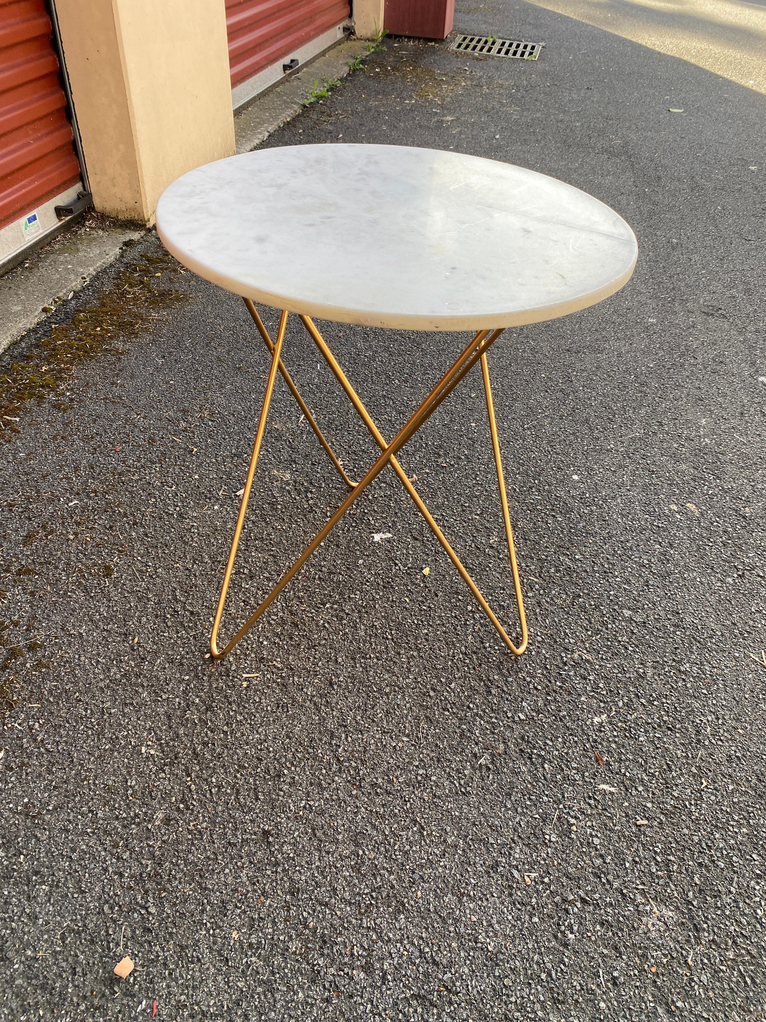 Table d'appoint en laiton et marbre circa 1980 en vente 8