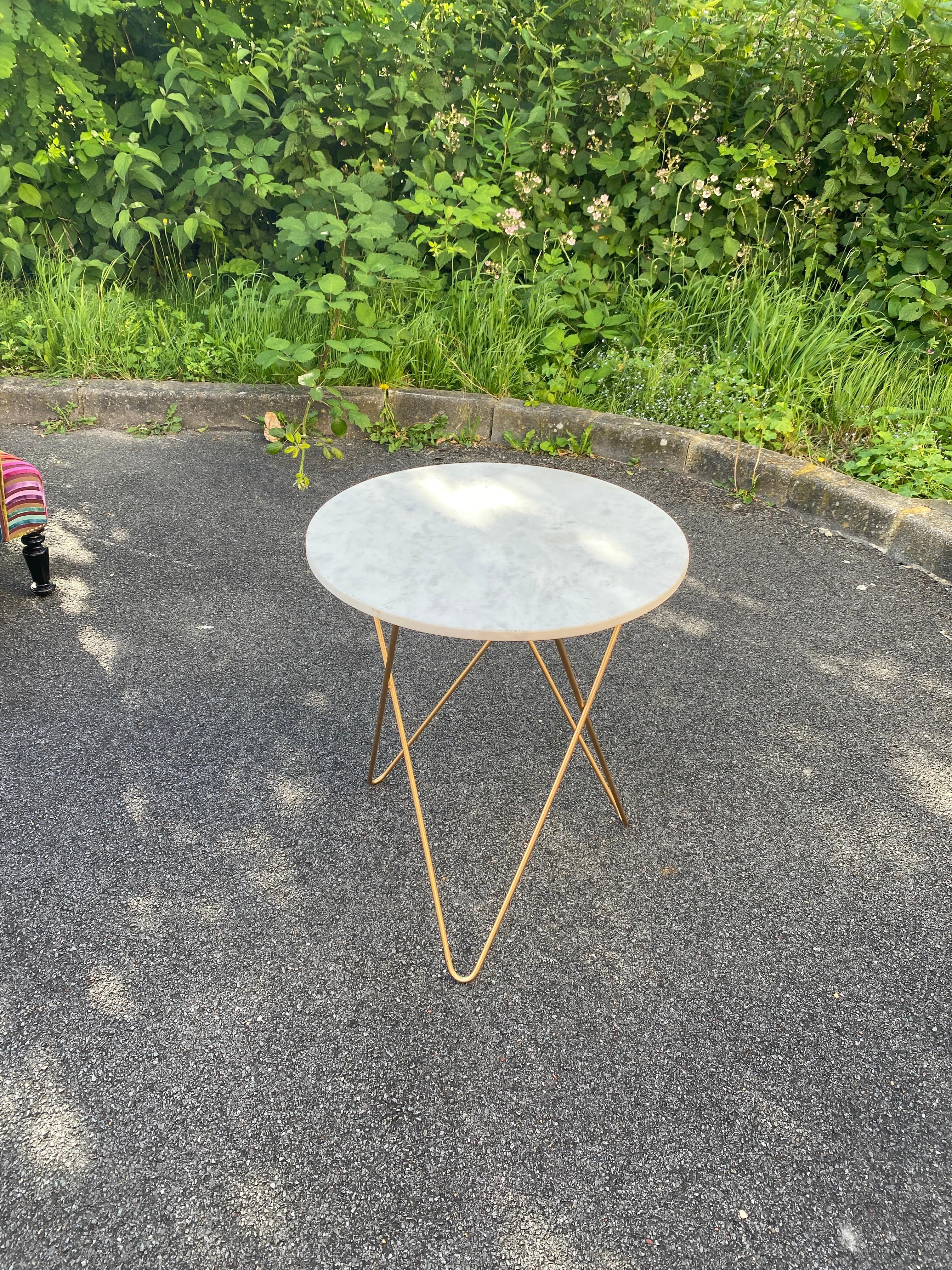 Moderne Table d'appoint en laiton et marbre circa 1980 en vente