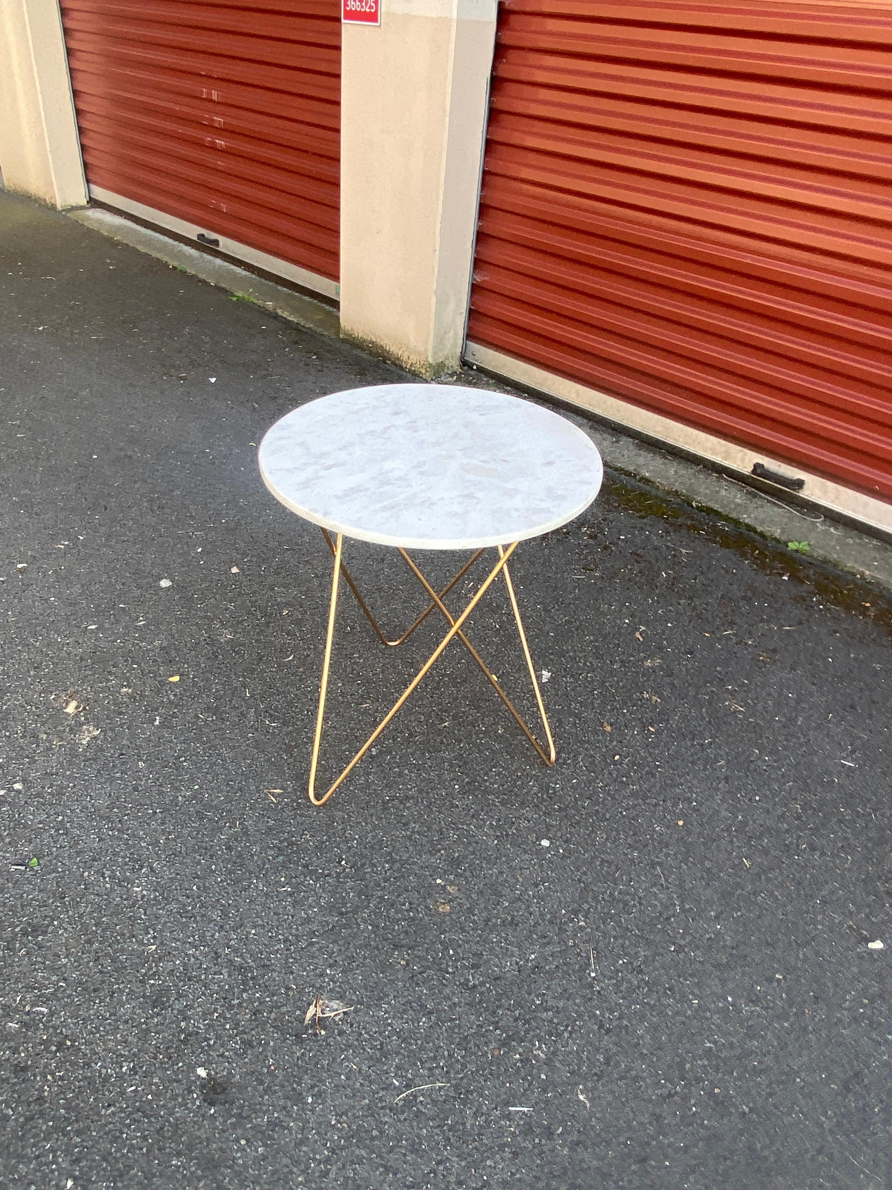 Européen Table d'appoint en laiton et marbre circa 1980 en vente