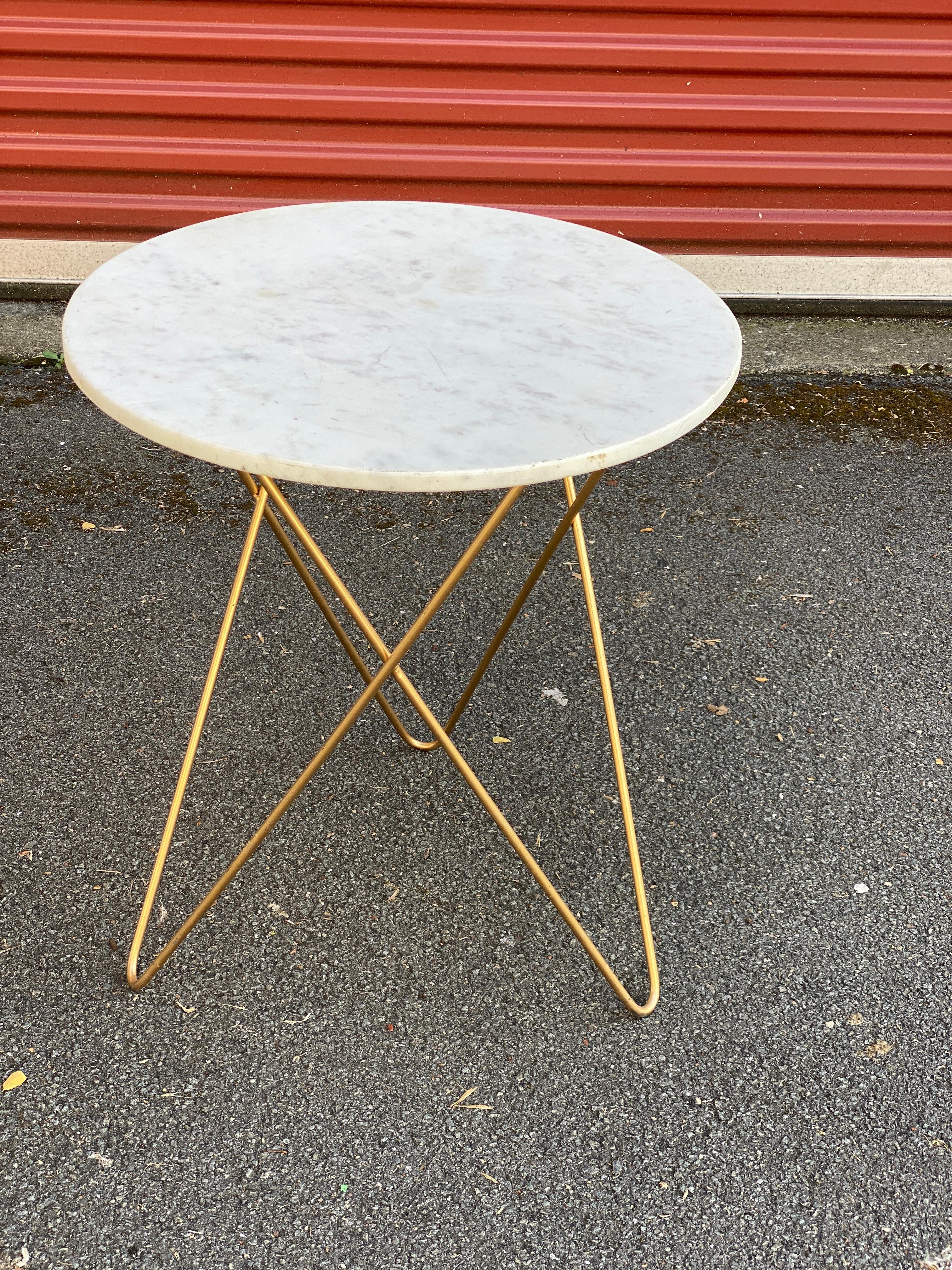 Table d'appoint en laiton et marbre circa 1980 en vente 1