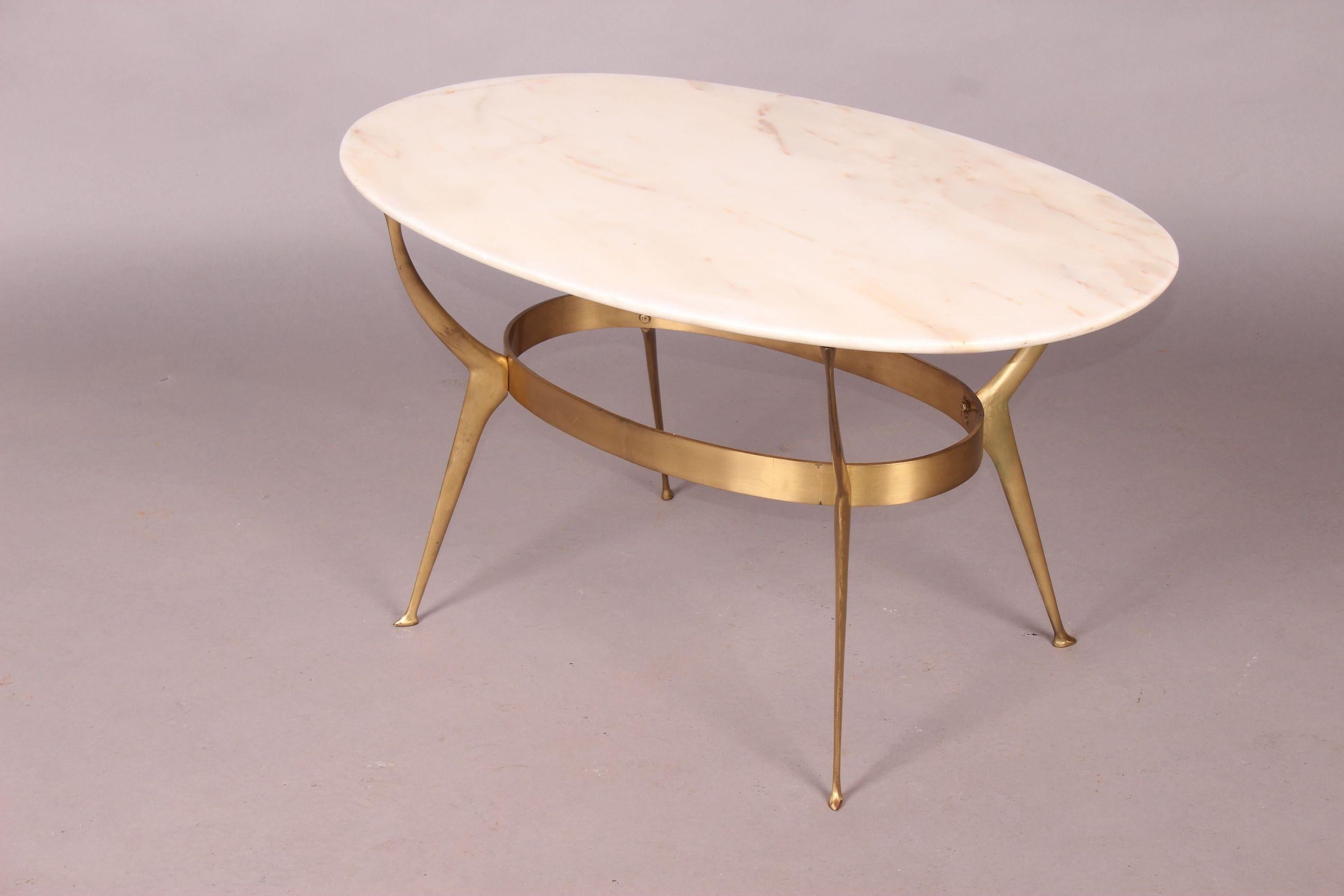  Cesare Lacca Brass and marble side table, a small damage on the marble top (photo).
