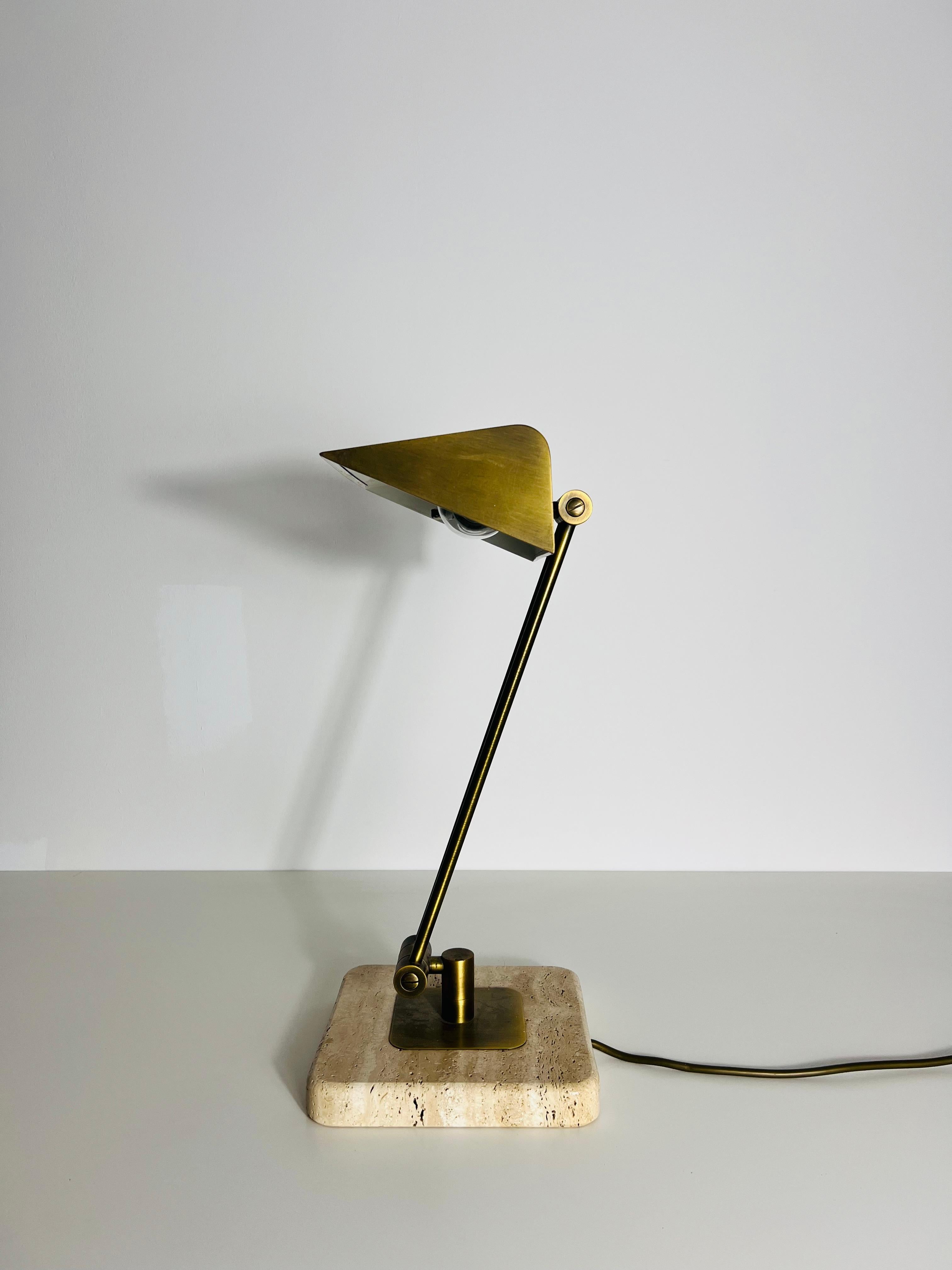 Esta exquisita lámpara de sobremesa italiana, fabricada en la década de 1960, personifica la elegancia moderna de mediados de siglo. Presenta una base cuadrada de mármol que sostiene un elegante tallo y una pantalla de latón. Los componentes de