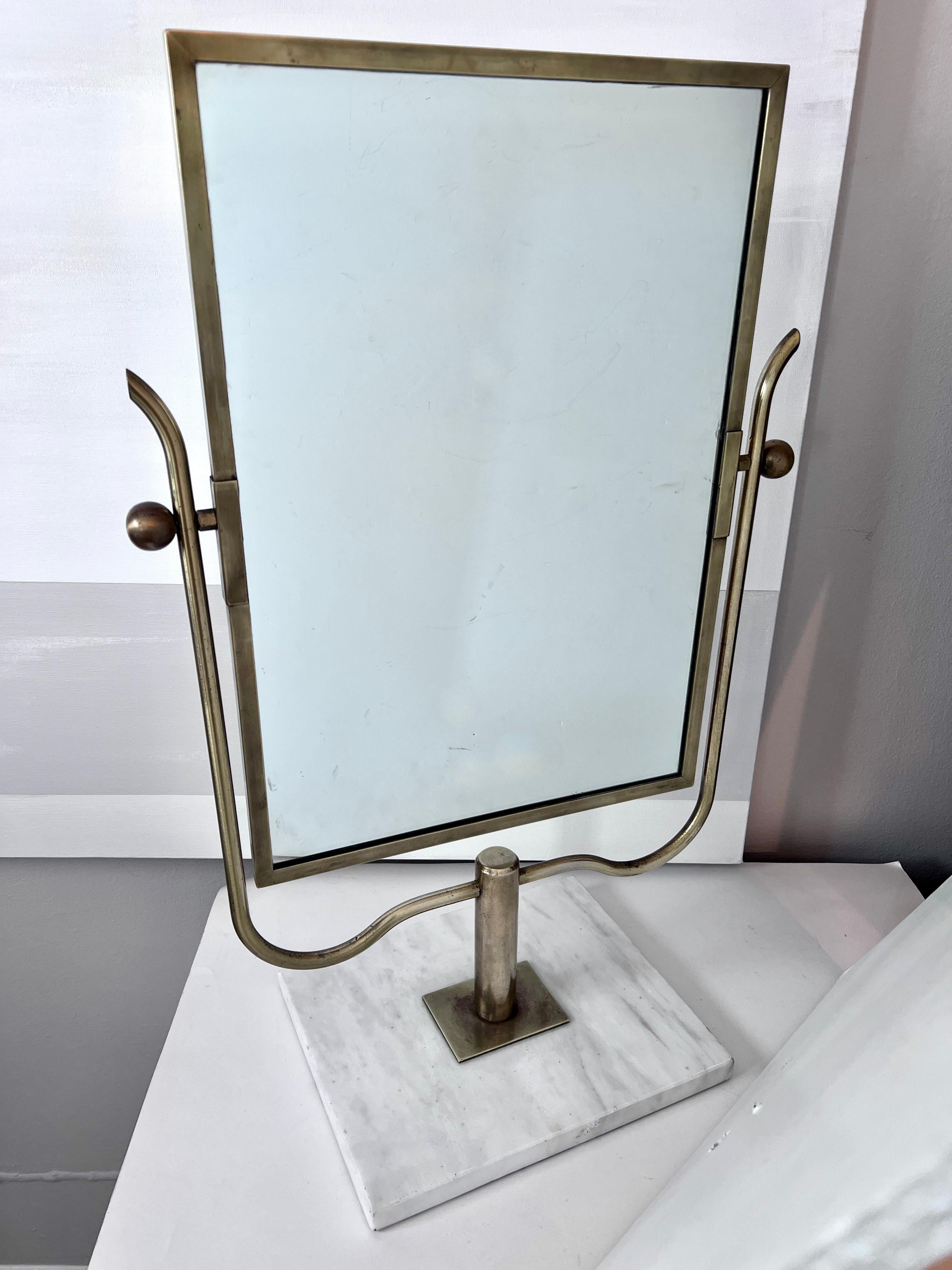 Miroir de coiffeuse ou de table en laiton et marbre dans le style de  Charles Hollis Jones en vente 3