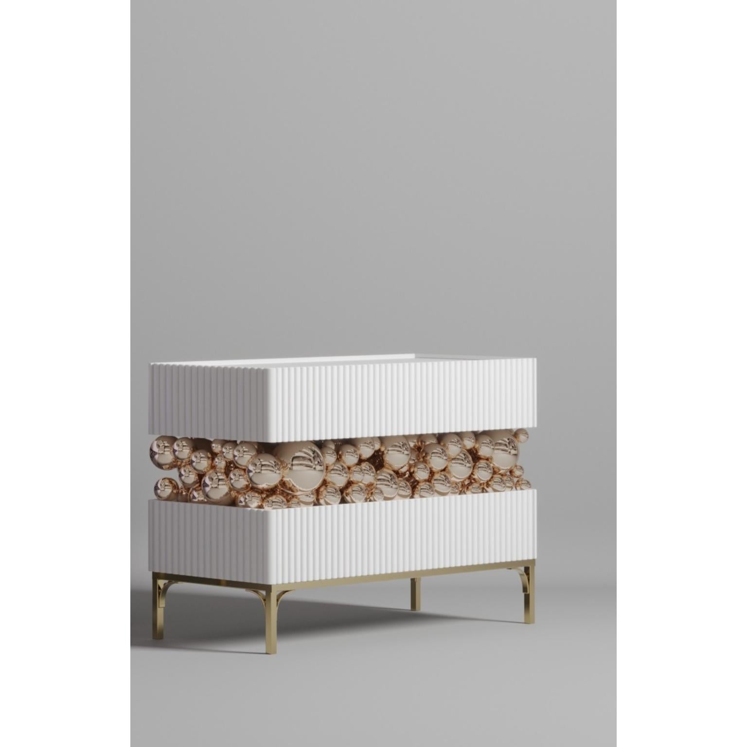 Buffet décoratif en laiton et bulles de métal par PANOPTIKUM COLLECTIONS
Dimensions : D 50 x L 120 x H 85 cm.
Matériaux : MDF, laiton, métal et éclairage LED.

La 
