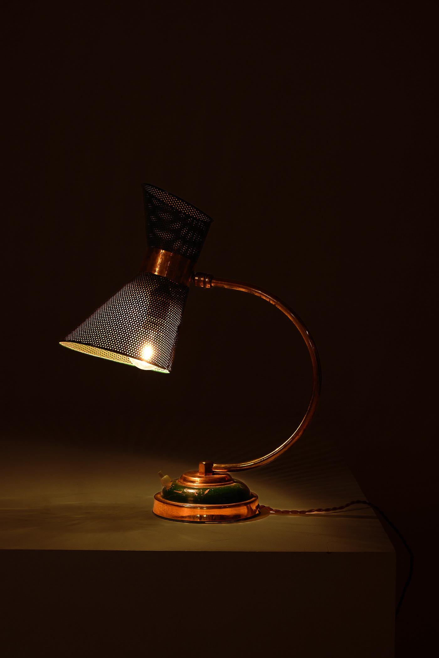 Lampe de table dans le style de Matthieu Matégot (1910-2001). Structure en laiton et abat-jour en métal vert perforé. Bon état.
DV69