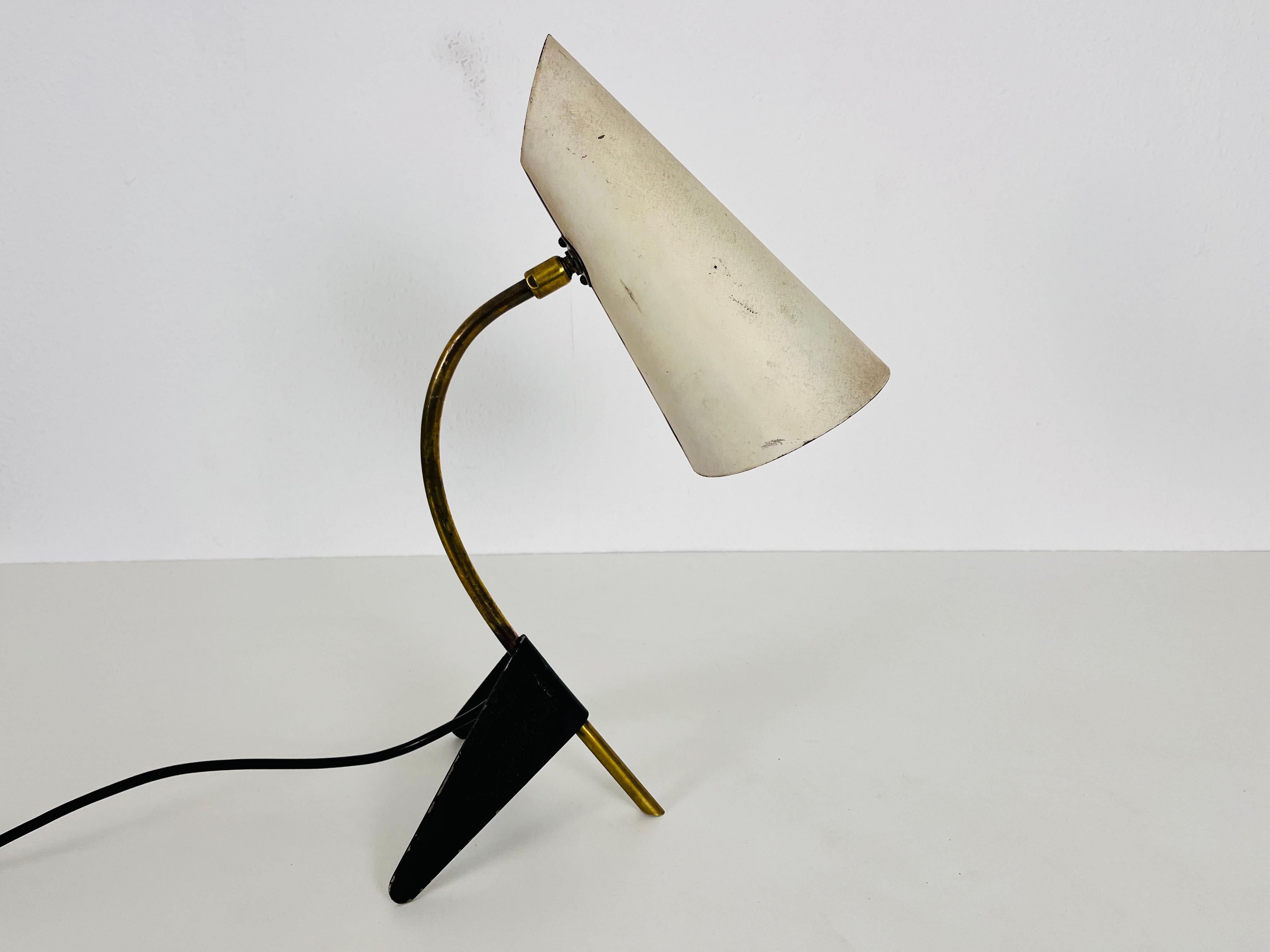 Exceptional mid-century table lamp designed by Louis Kalff for Cosack in the 1950s. Its foot is typical for the designer. The lamp is made of brass and metal.

The light requires one E14 light bulb. Works with both 120/220V. Good vintage