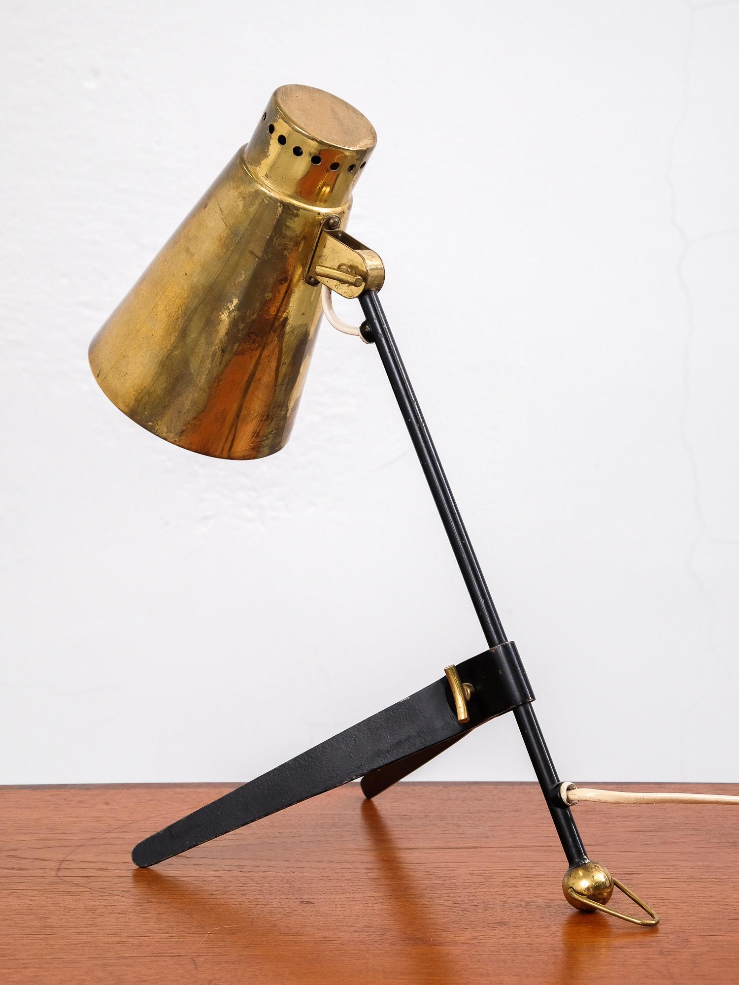 Scandinavian Modern Brass and Metal Table or Wall Lamp Model 'Ev70' by Itsu, Finland, 1950s