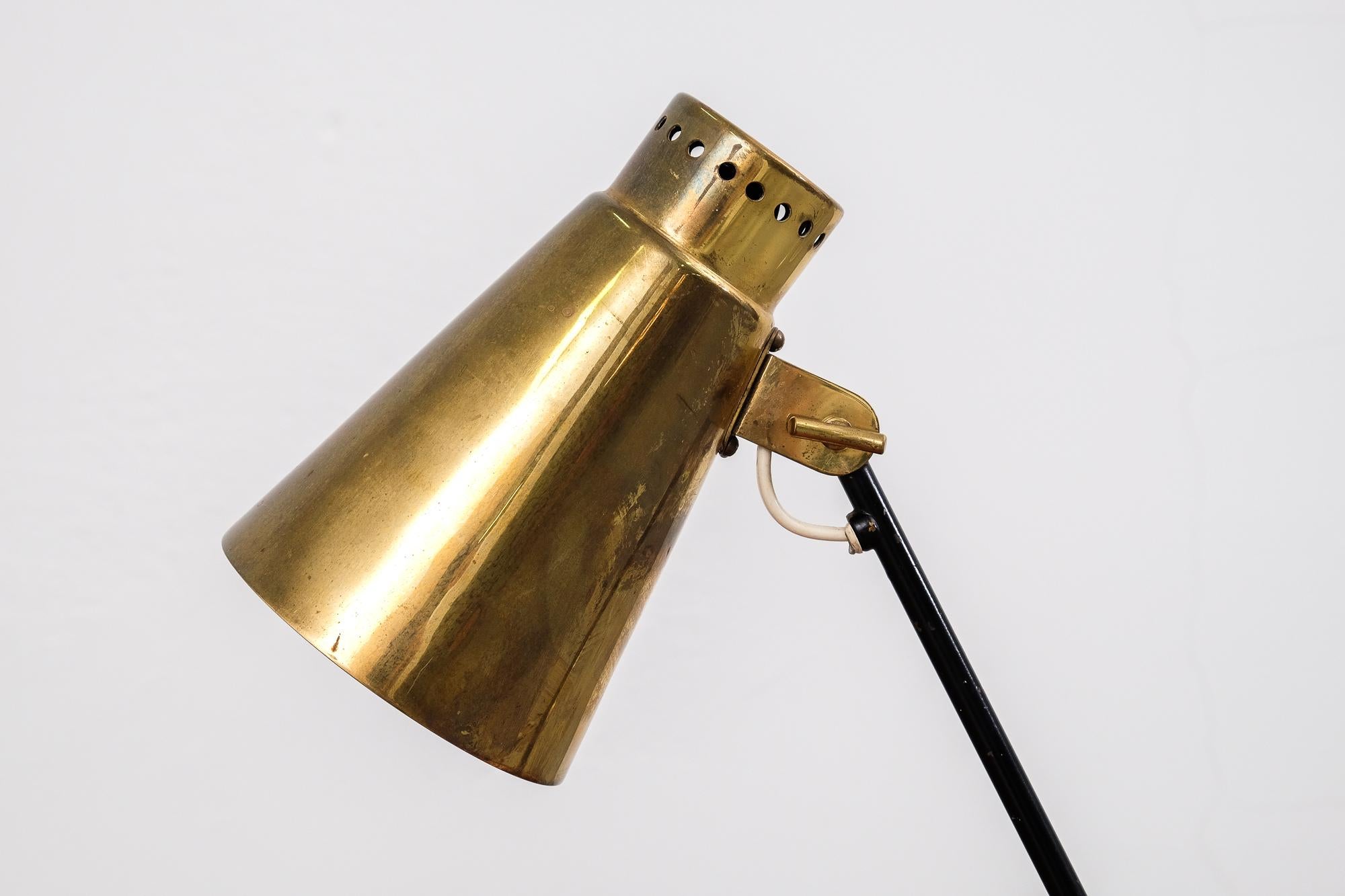 Brass and Metal Table or Wall Lamp Model 'Ev70' by Itsu, Finland, 1950s In Good Condition In Helsinki, FI