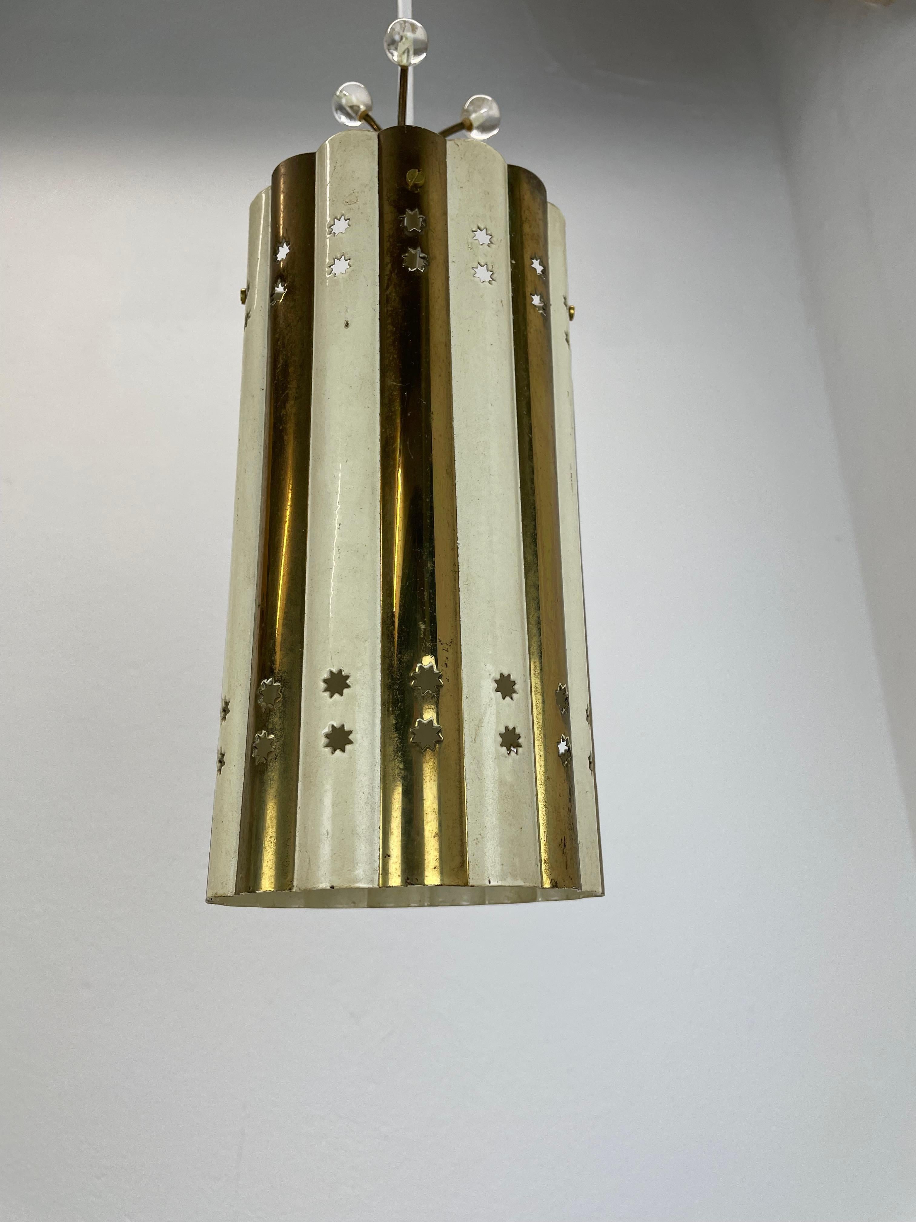 Lámpara colgante de tubo de latón y metal Vereinigte Werkstätten München, Alemania, 1950 Alemán en venta