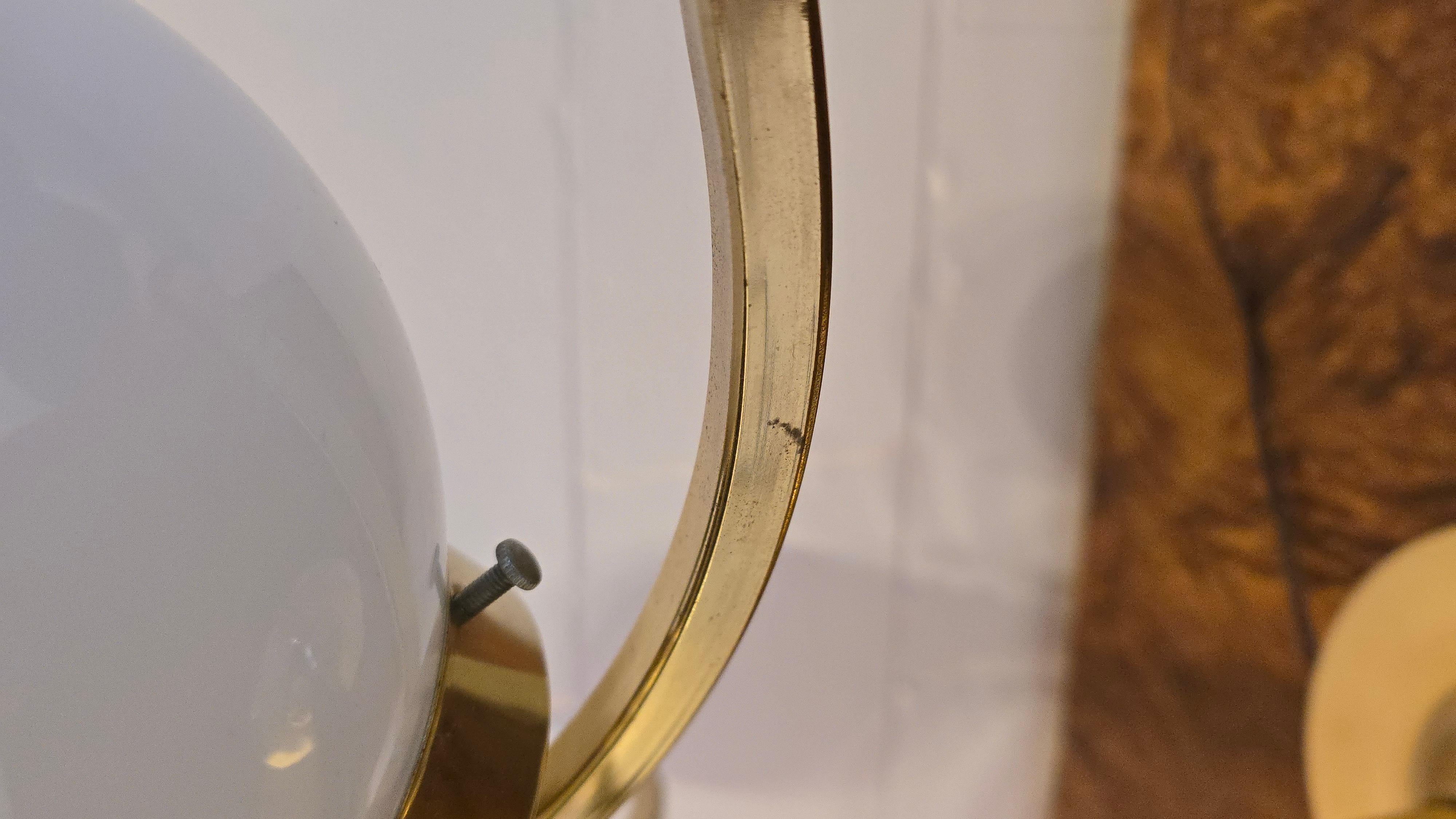 Lámpara de mesa de tres esferas de latón y cristal de leche en venta 5