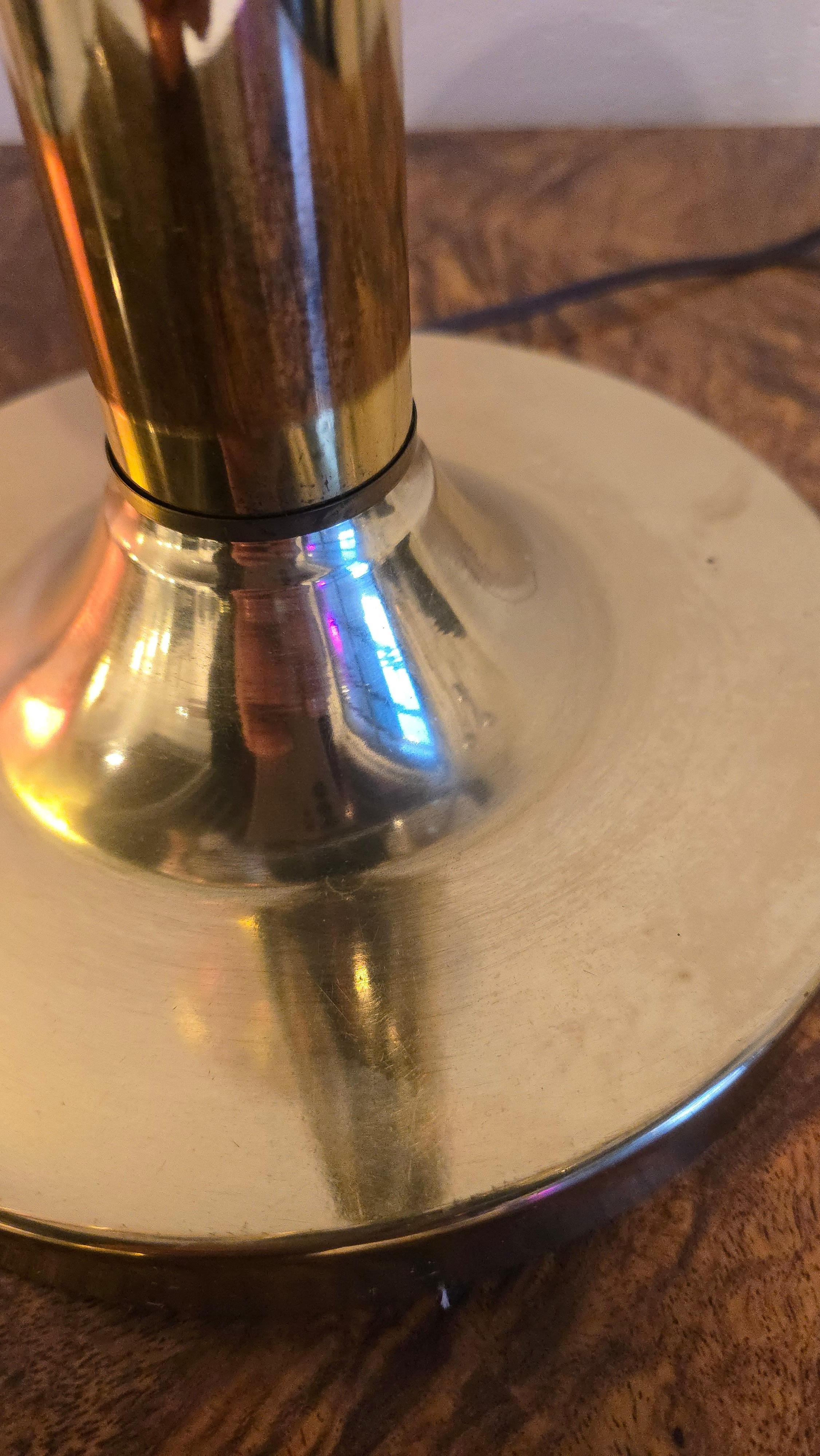 Lámpara de mesa de tres esferas de latón y cristal de leche en venta 6