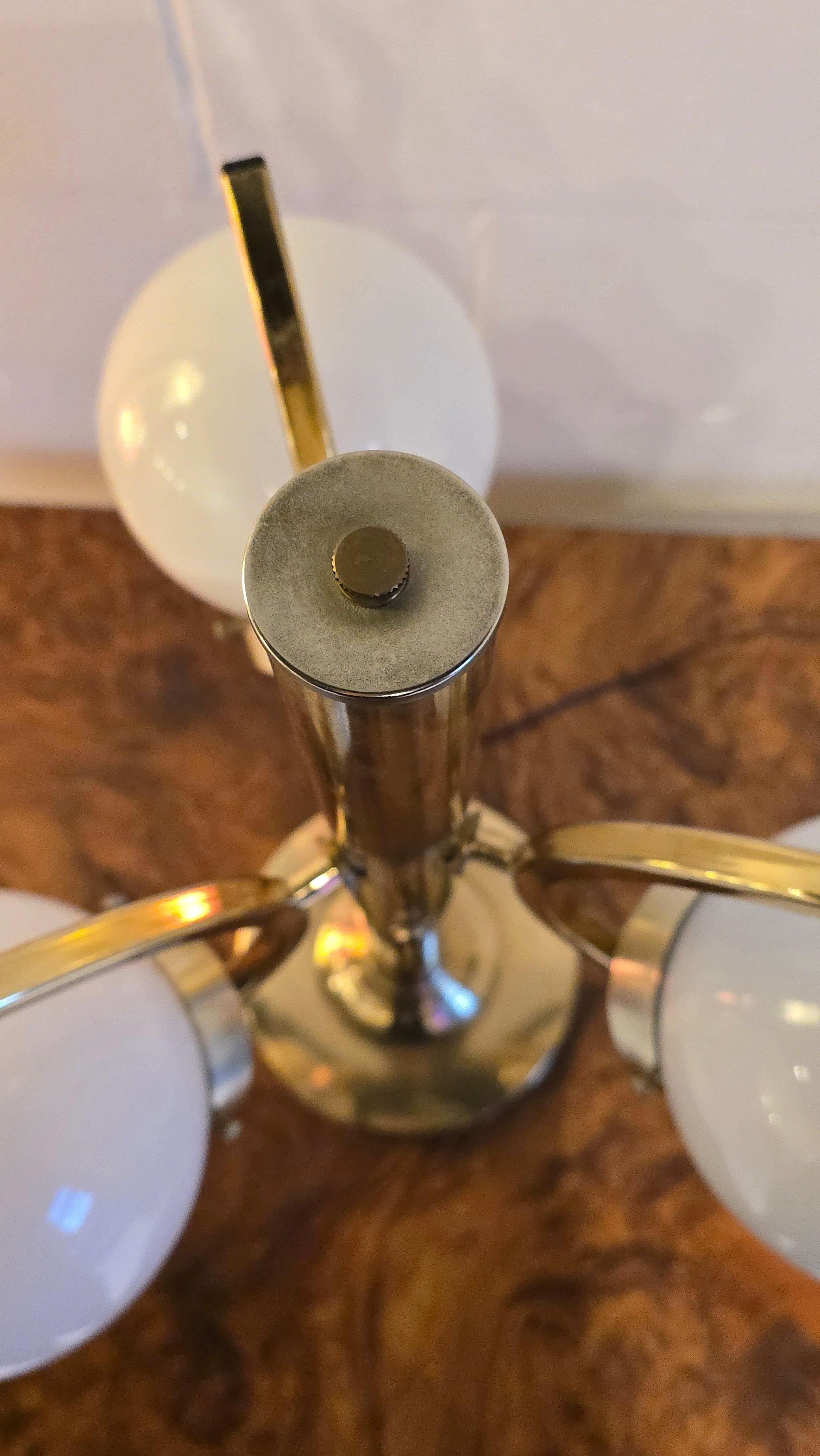 Lámpara de mesa de tres esferas de latón y cristal de leche Latón en venta
