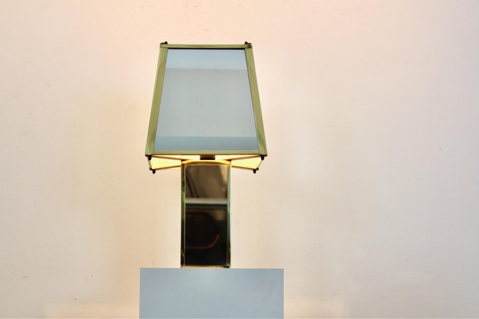 Lampada da tavolo geometrica in ottone e specchio, Belgio, anni '70 in vendita 3