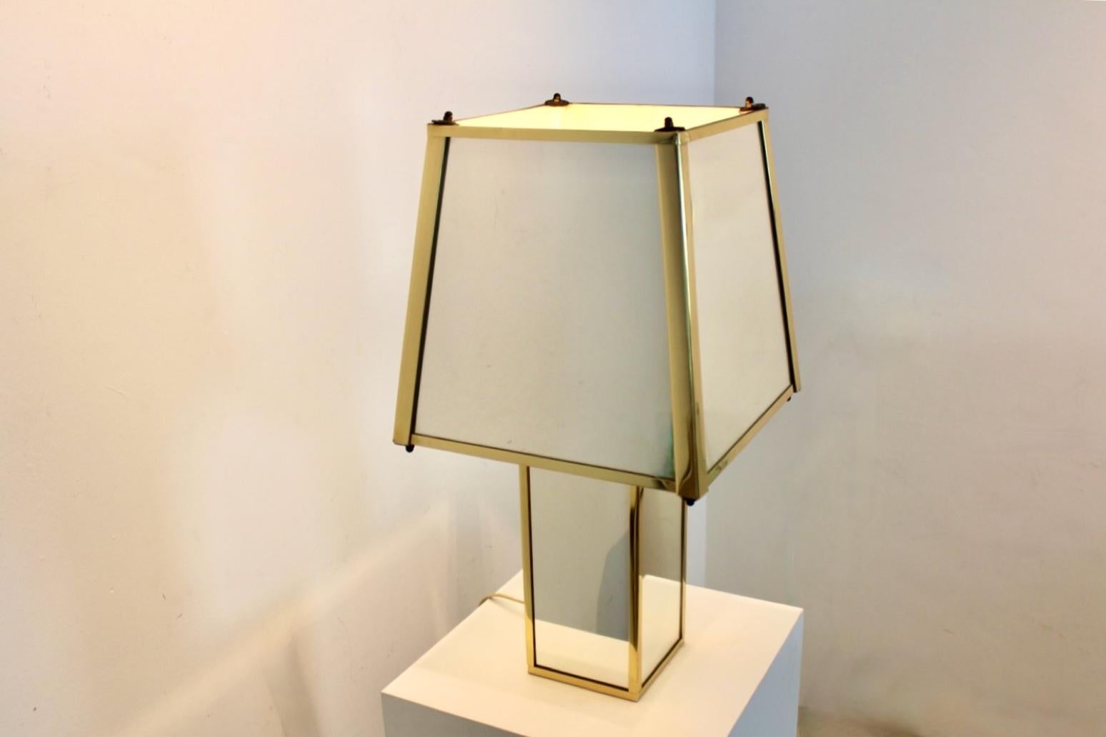 Lampada da tavolo geometrica in ottone e specchio, Belgio, anni '70 in vendita 5