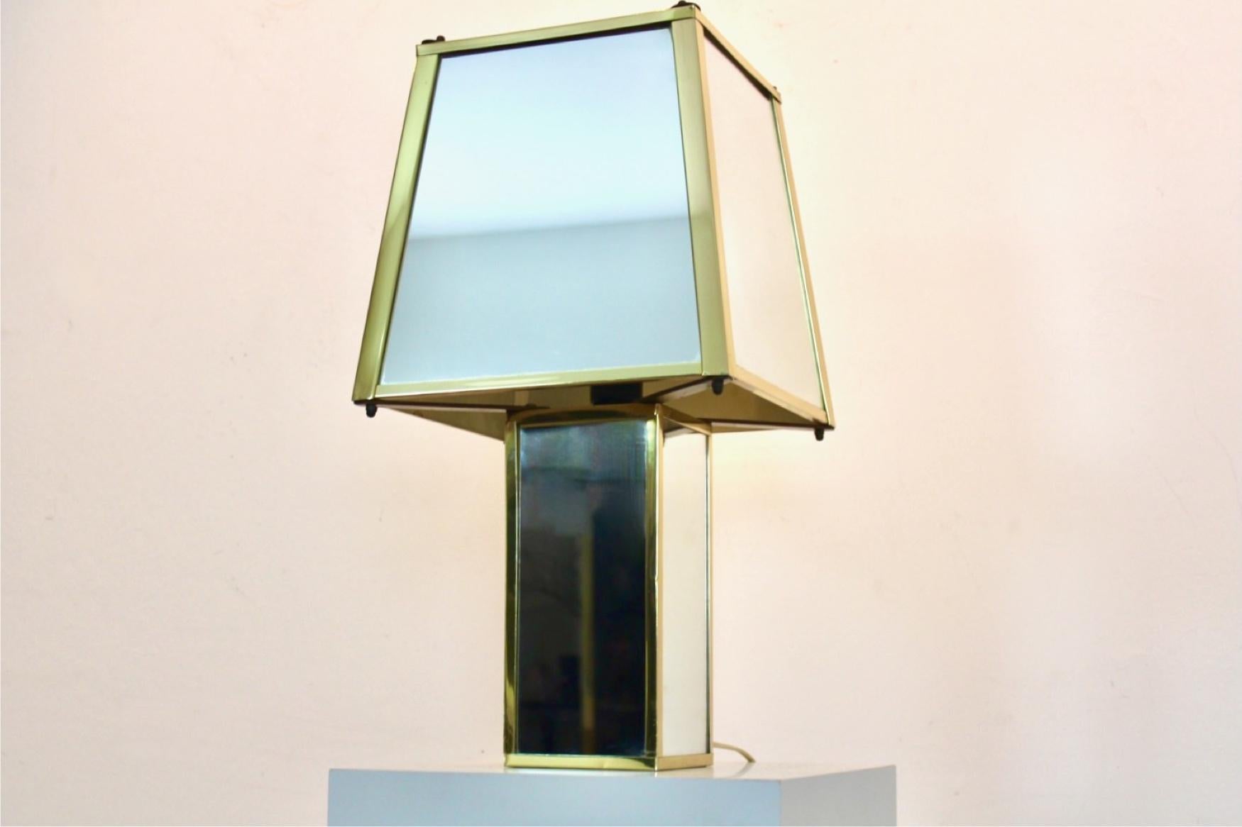 Mid-Century moderno Lampada da tavolo geometrica in ottone e specchio, Belgio, anni '70 in vendita