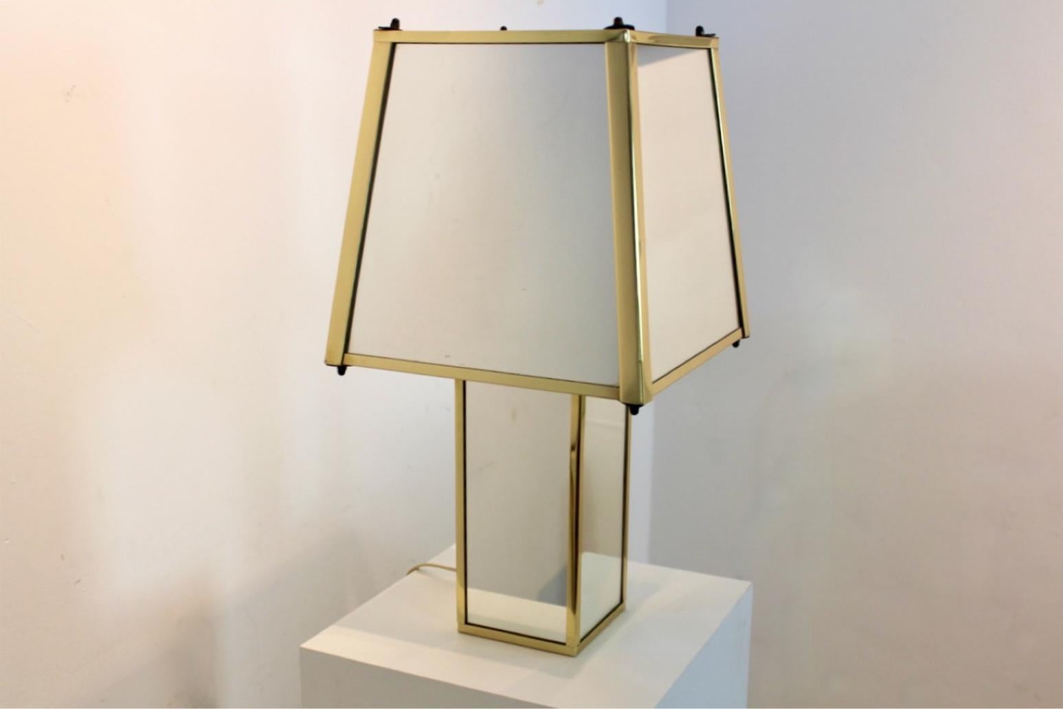 Belga Lampada da tavolo geometrica in ottone e specchio, Belgio, anni '70 in vendita