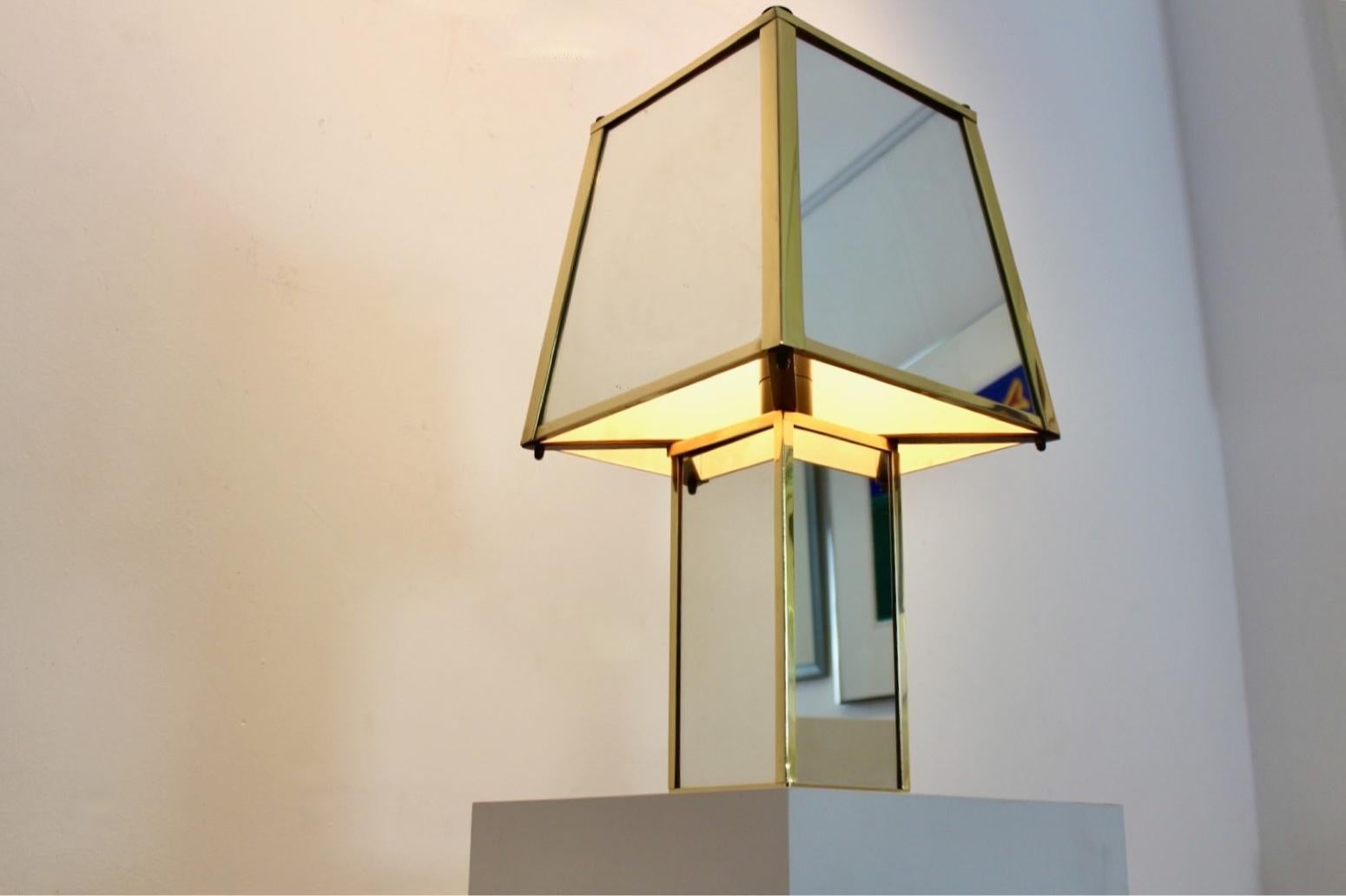 Lampada da tavolo geometrica in ottone e specchio, Belgio, anni '70 In condizioni buone in vendita a Voorburg, NL