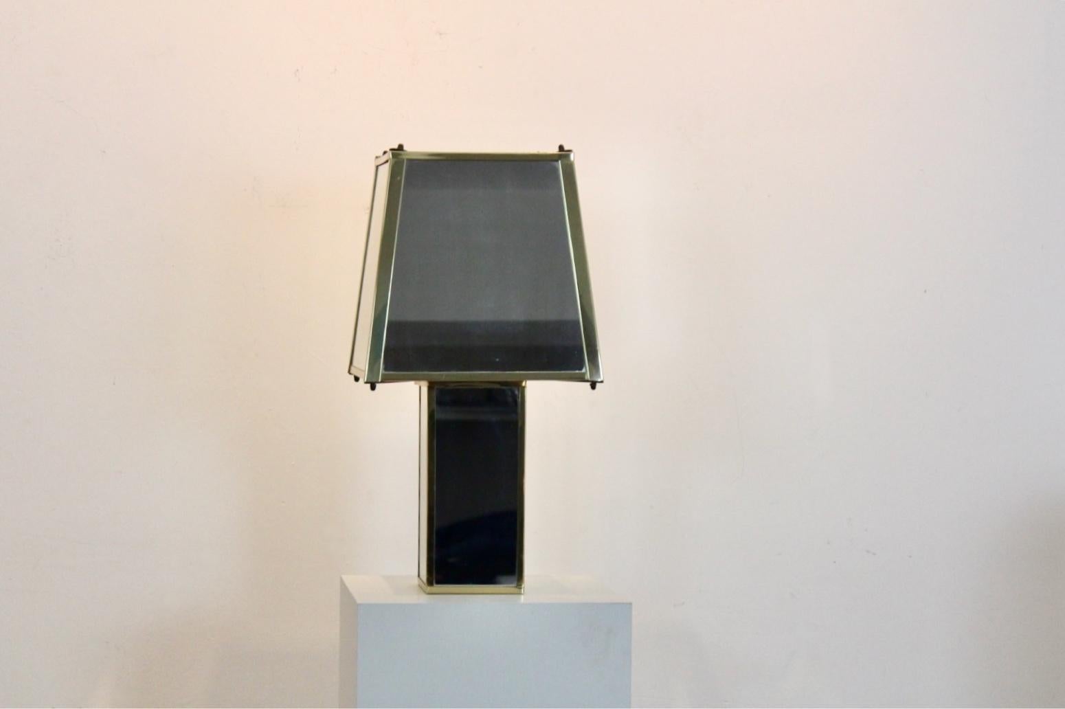 XX secolo Lampada da tavolo geometrica in ottone e specchio, Belgio, anni '70 in vendita