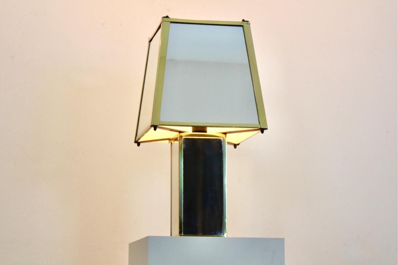 Ottone Lampada da tavolo geometrica in ottone e specchio, Belgio, anni '70 in vendita