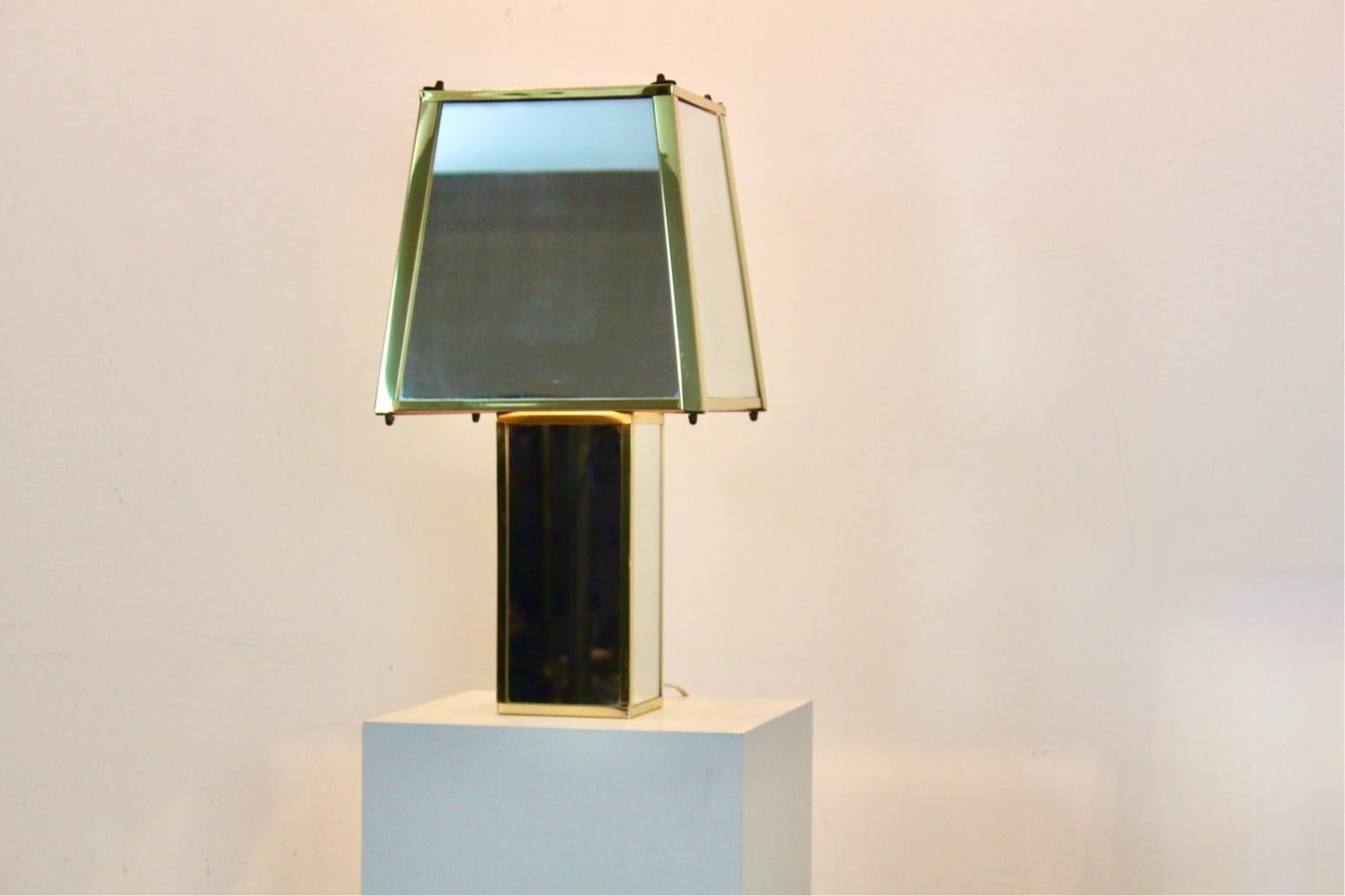 Lampada da tavolo geometrica in ottone e specchio, Belgio, anni '70 in vendita 2