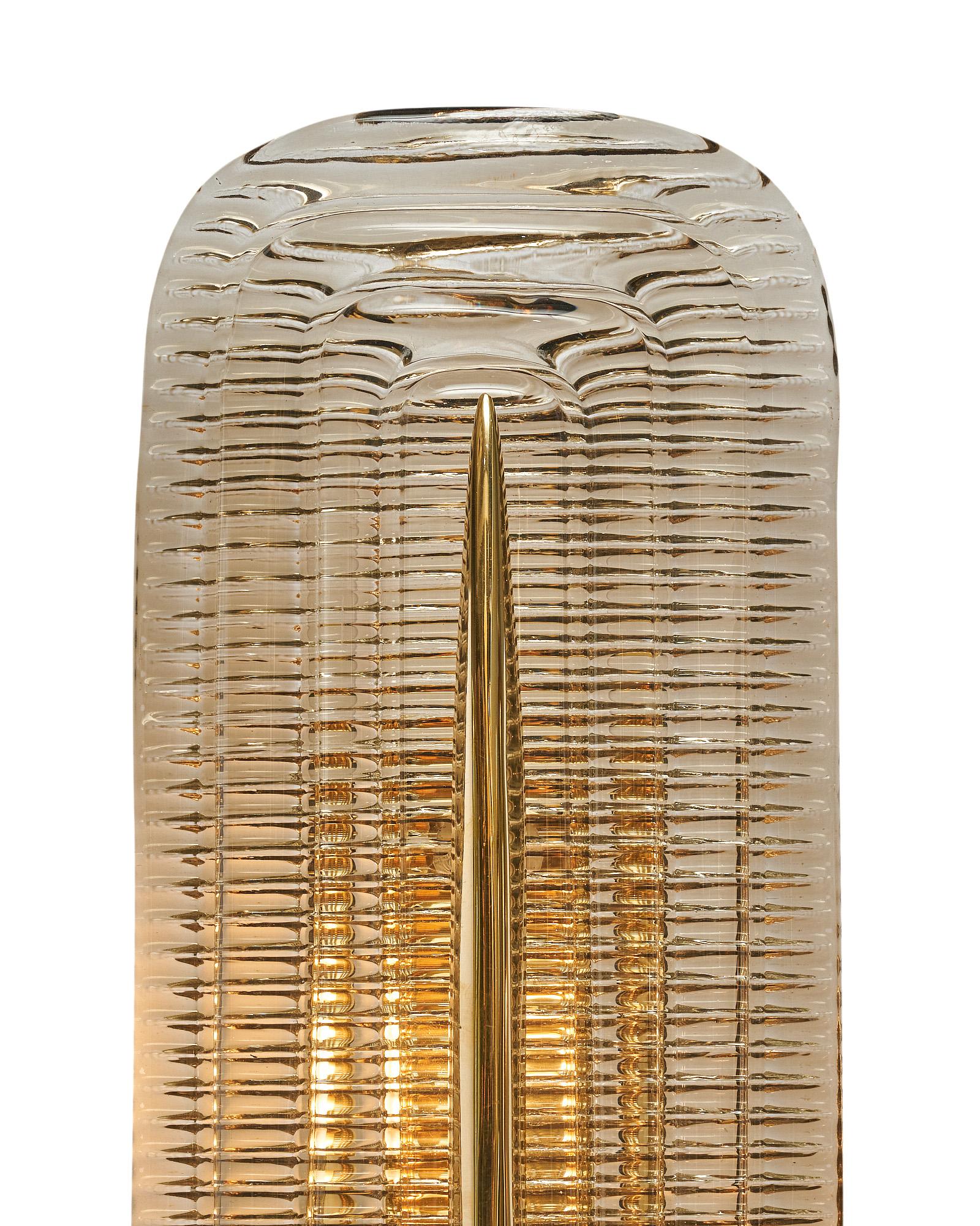 Pequeños apliques de Murano, Italia, hechos con cristal ahumado estampado en una bonita forma curva con textura. La estructura de latón se ha cableado de nuevo para adaptarla a las normas estadounidenses. 

Se trata de un pedido especial a Italia.