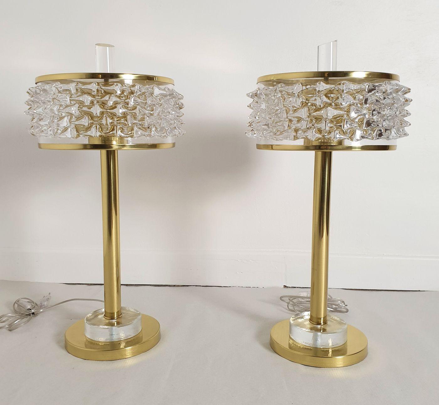 Paire de lampes de table ou de bureau de style moderne du milieu du siècle dernier, Italie, années 1970.
Les lampes sont composées de laiton poli et d'abat-jours translucides très épais en verre de Murano Rostrato fabriqués à la main.
Le diamètre de