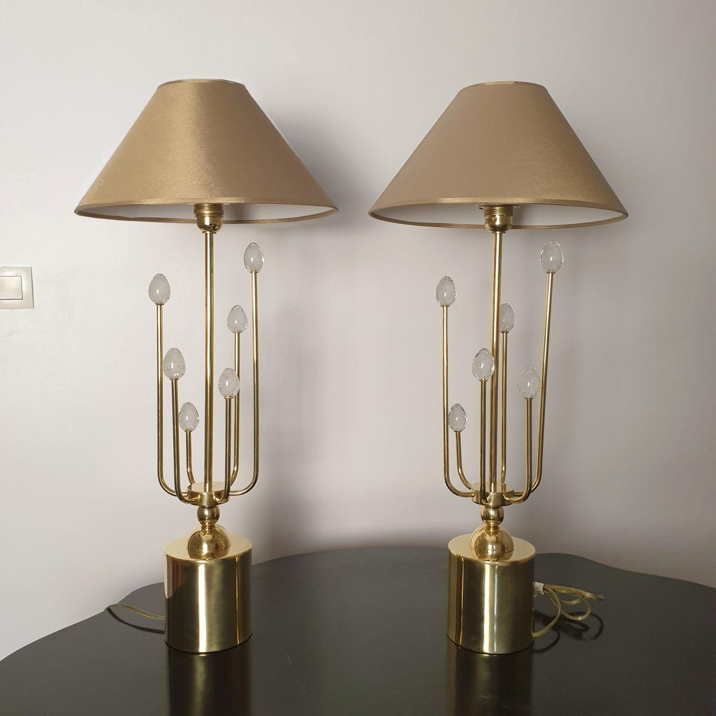 Pair of Mid Century Modern table lamps, attributed to Sciolari, Italy 1970s.
The pair of lamps is entirely made of polished brass.
Each lamp has 6 brass decorative stems, with various heights; each one has a Murano glass egg finial.
The Murano eggs