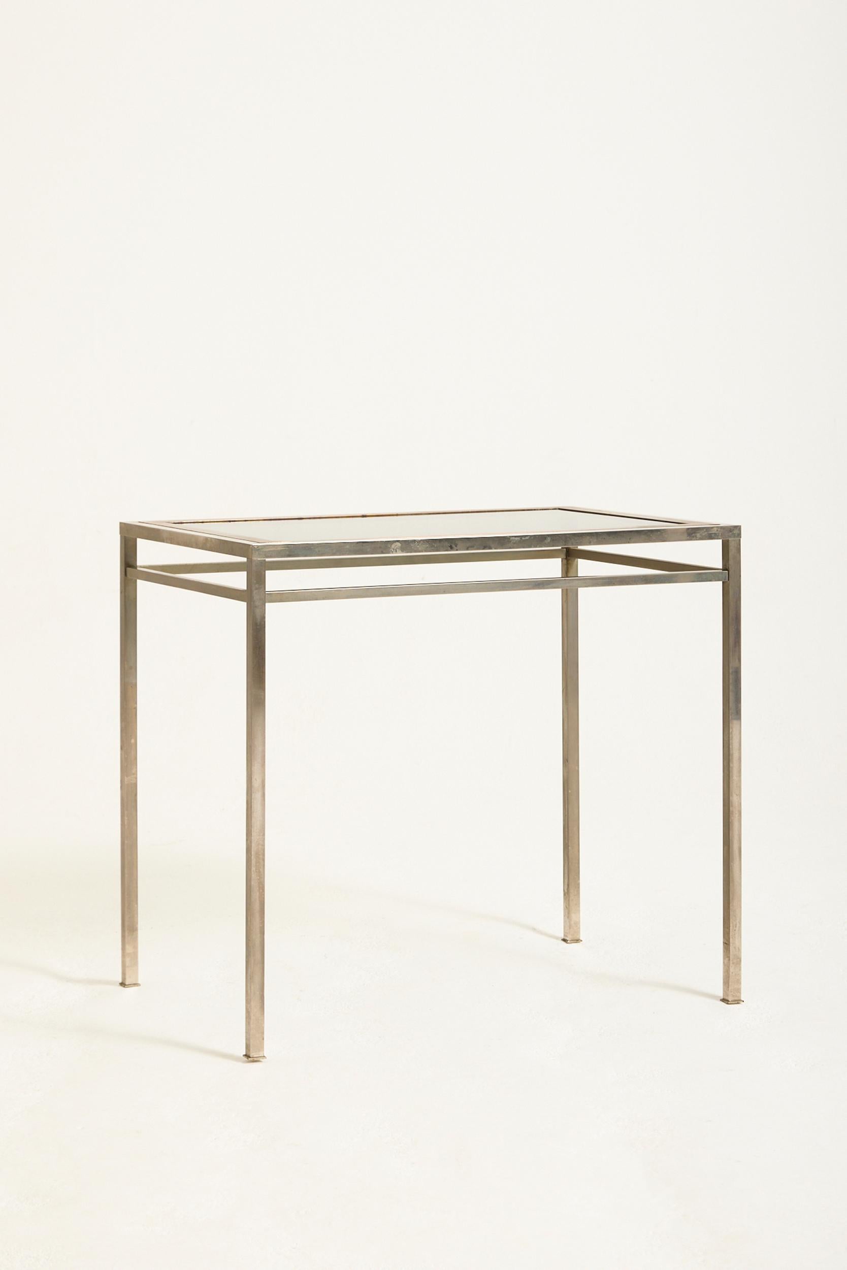 Table d'appoint en laiton et nickel avec plateau en verre
France, années 1970
