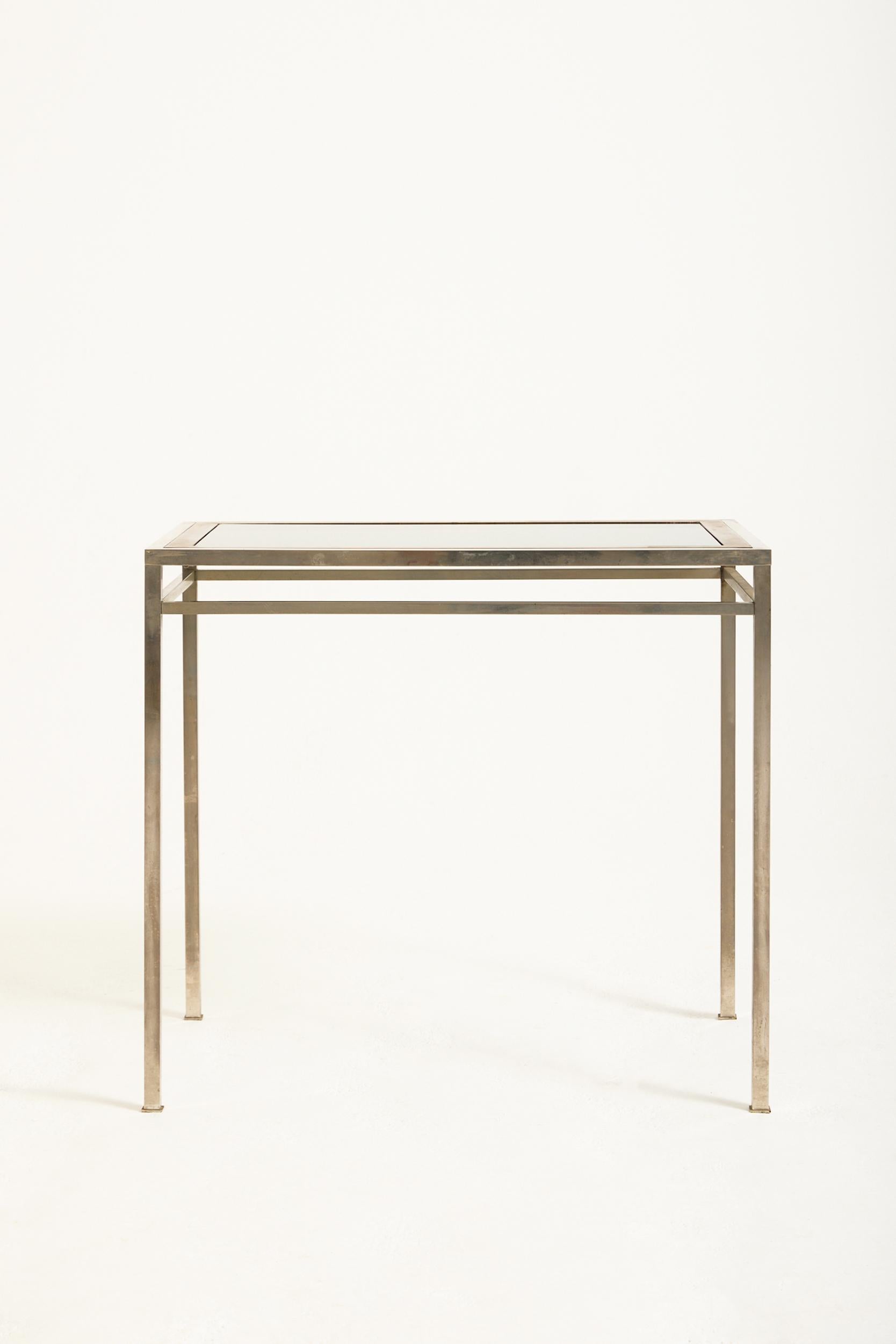 Français Table d'appoint en laiton et nickel en vente