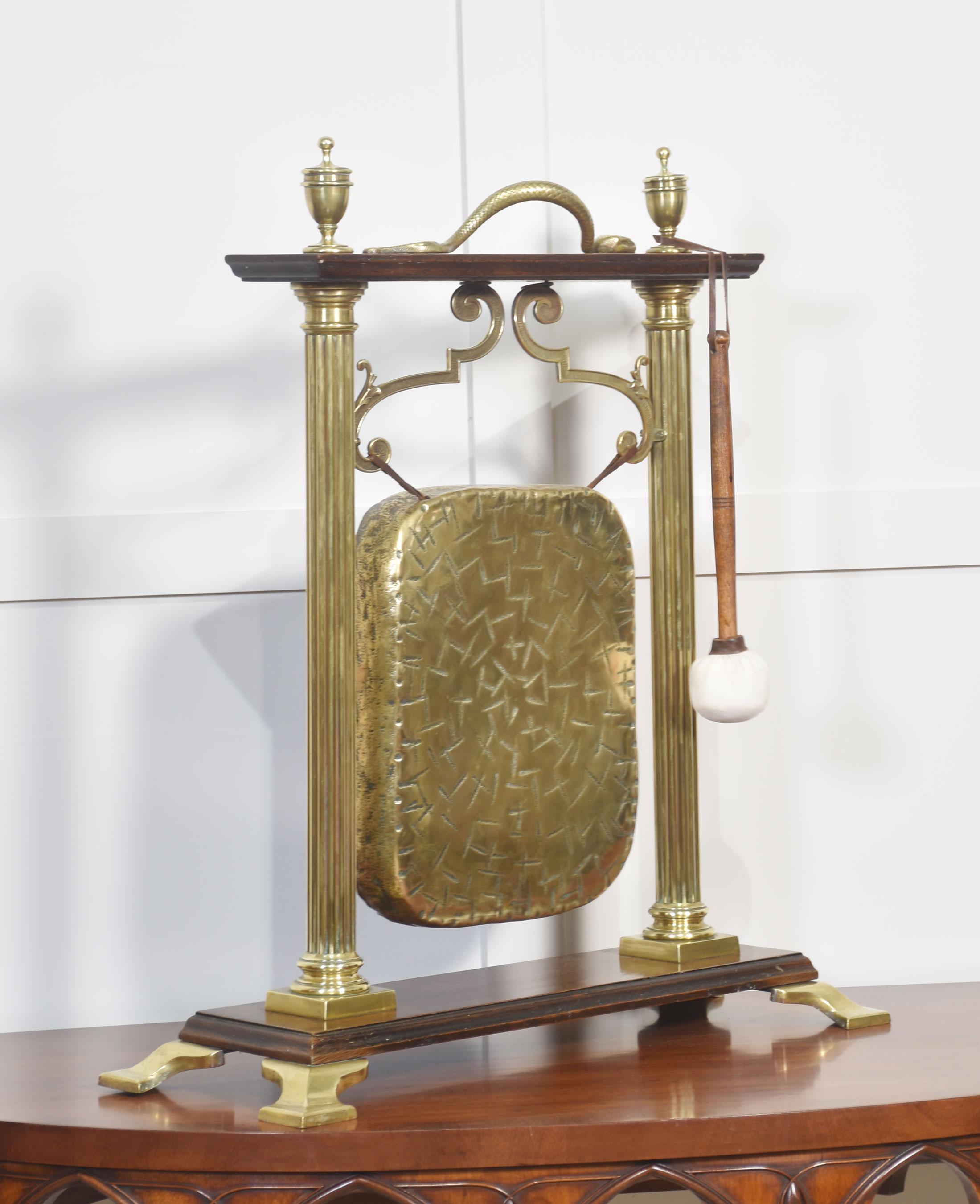 20ième siècle Gong de table en laiton et Oak Oak en vente