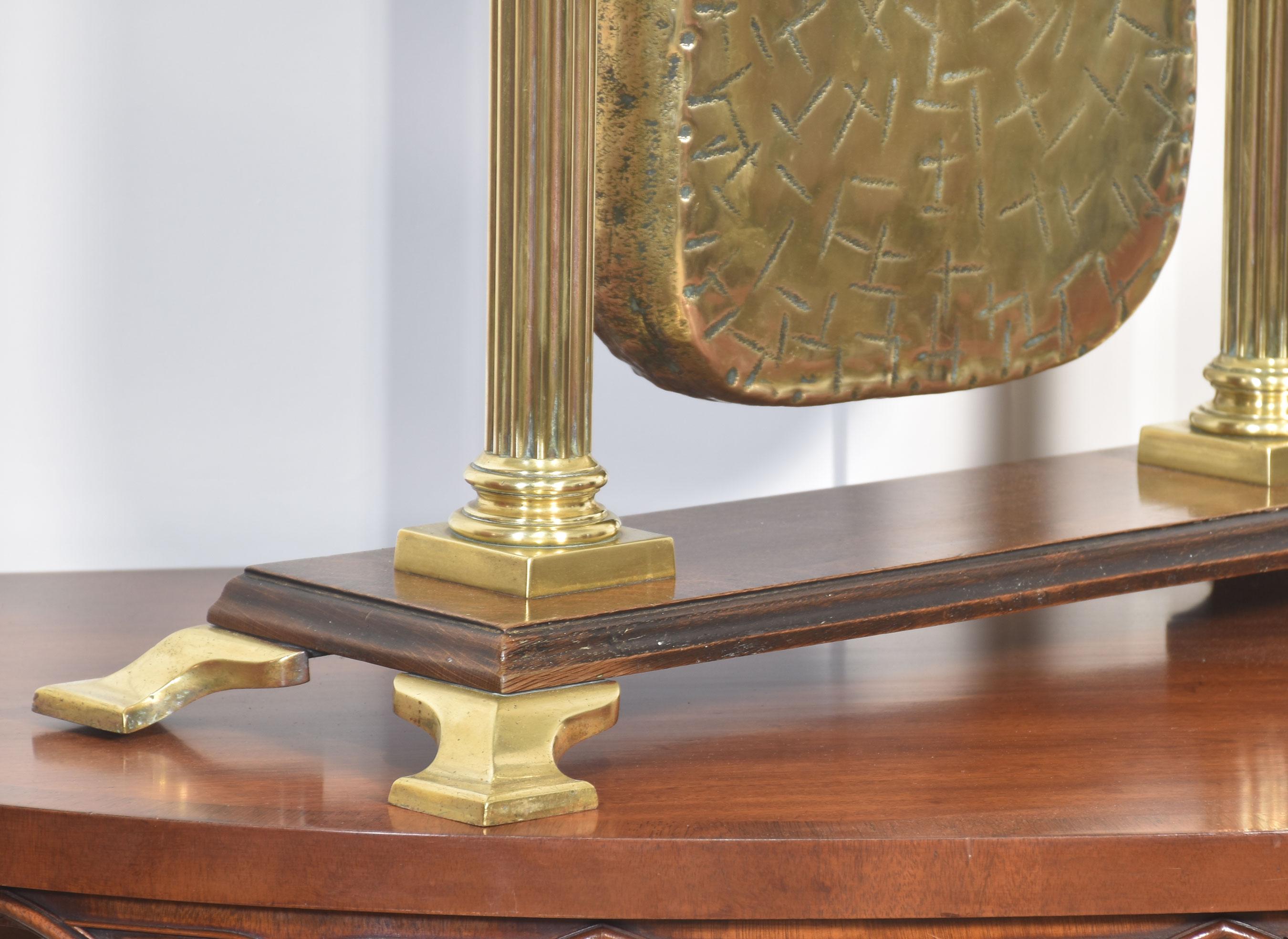 Chêne Gong de table en laiton et Oak Oak en vente