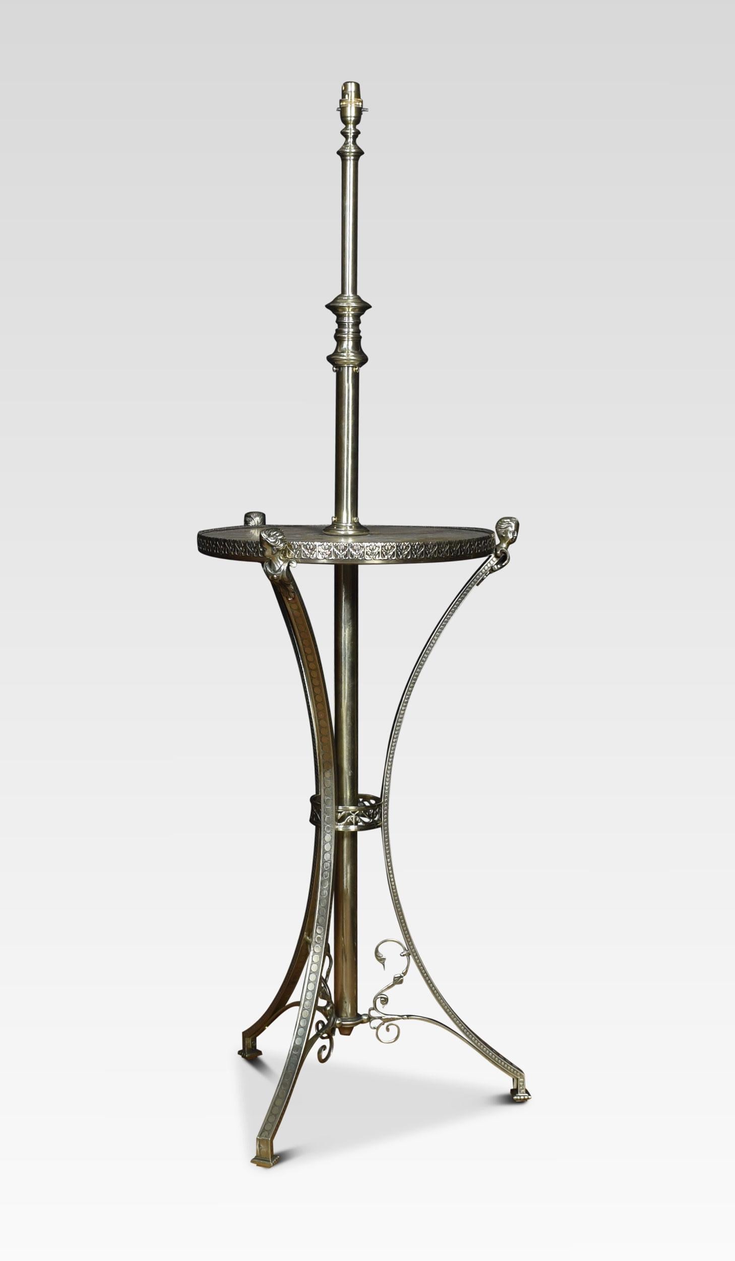 Lampada a stelo in ottone e onice della fine del XIX secolo, con colonna centrale tornita e ripiano circolare in onice. Il tutto sollevato su tre supporti strombati. La lampada è stata ricablata e testata.
Dimensioni
Altezza 56 pollici
Larghezza